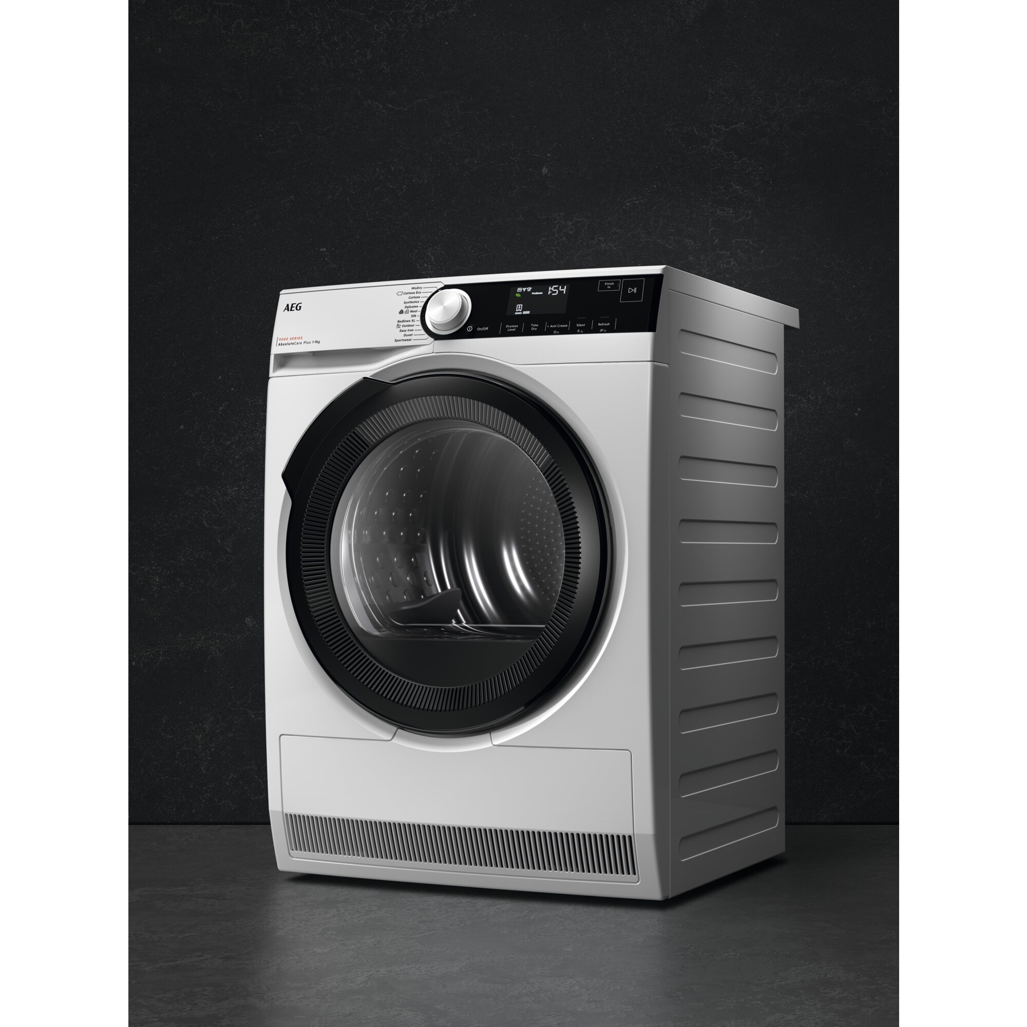 Un sèche-linge AEG blanc. Il est sur une surface grise contre un fond texturé sombre.