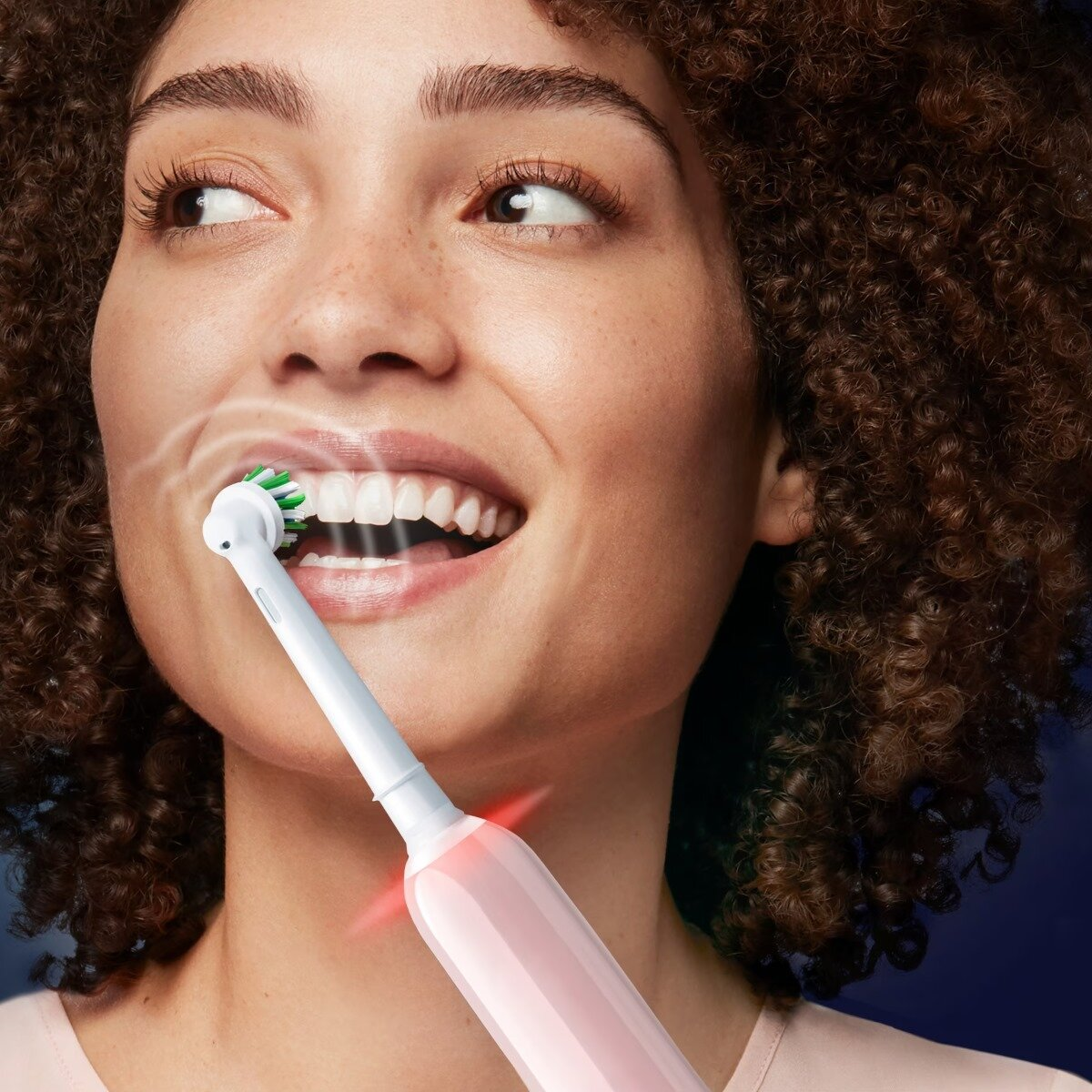 Wnętrze pralki z ubraniami i wodą. Bęben ma unikalny design.