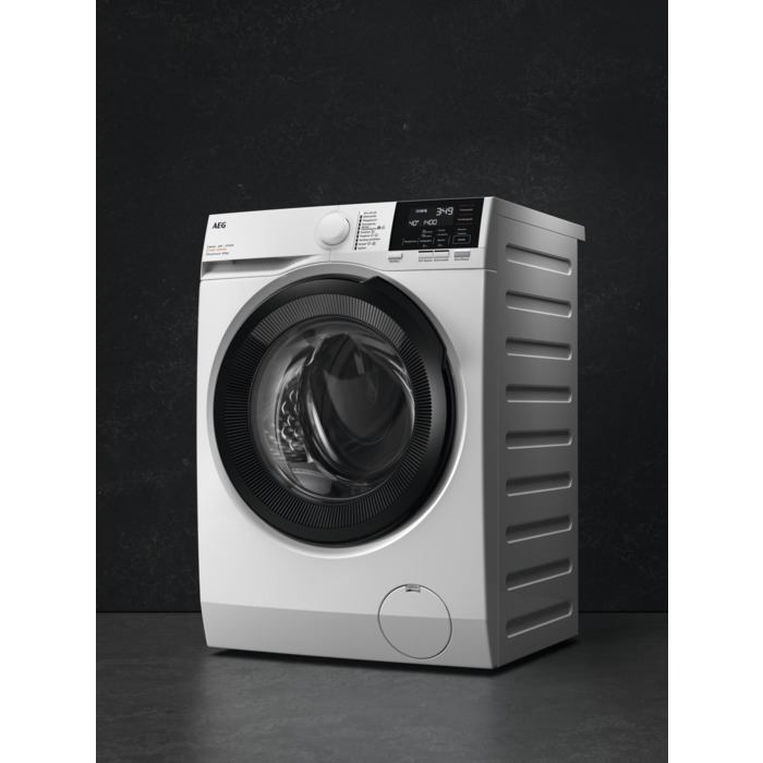 Machine à laver blanche avec porte noire et affichage numérique sur fond sombre.