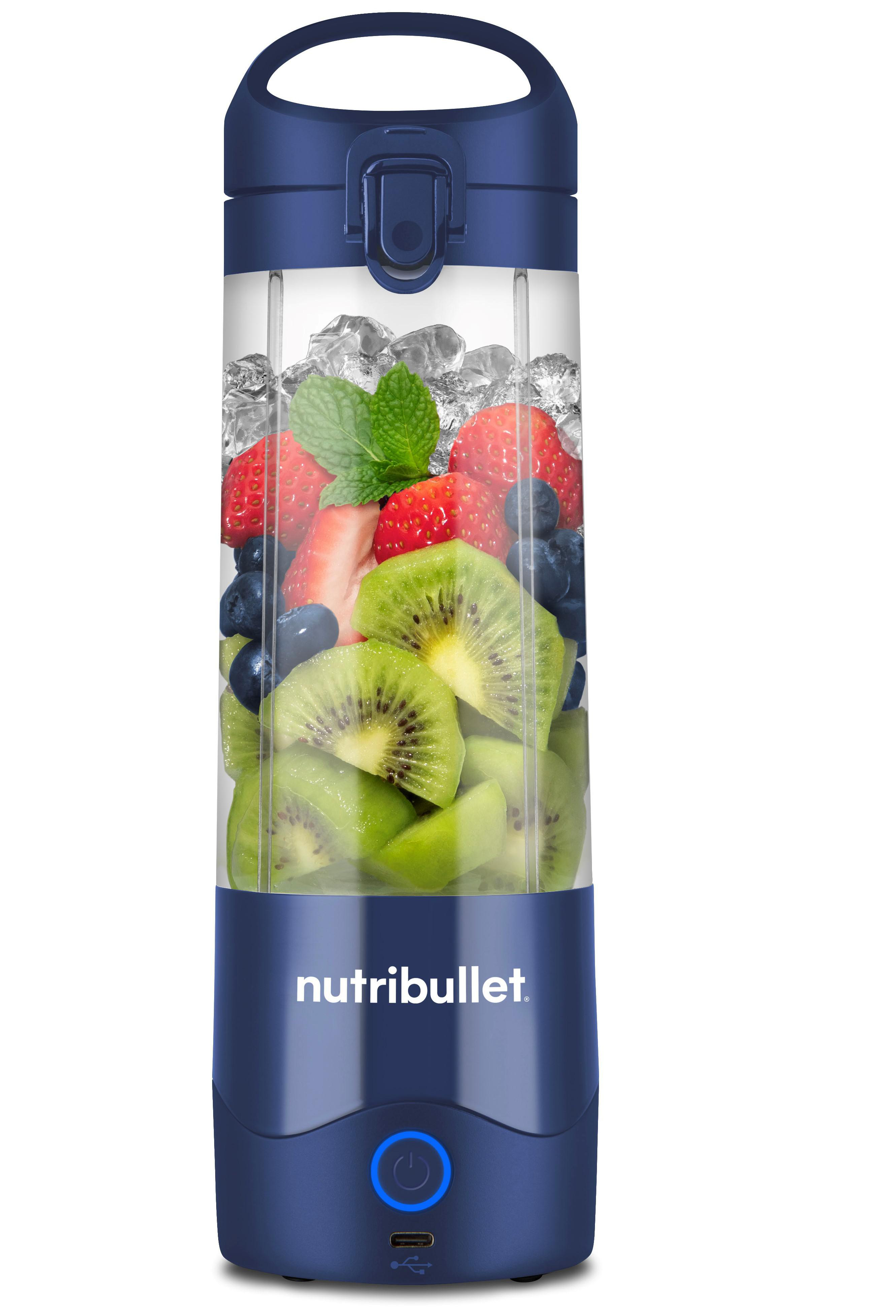 Ein blauer Nutribullet-Mixer, gefüllt mit Früchten und Eis.