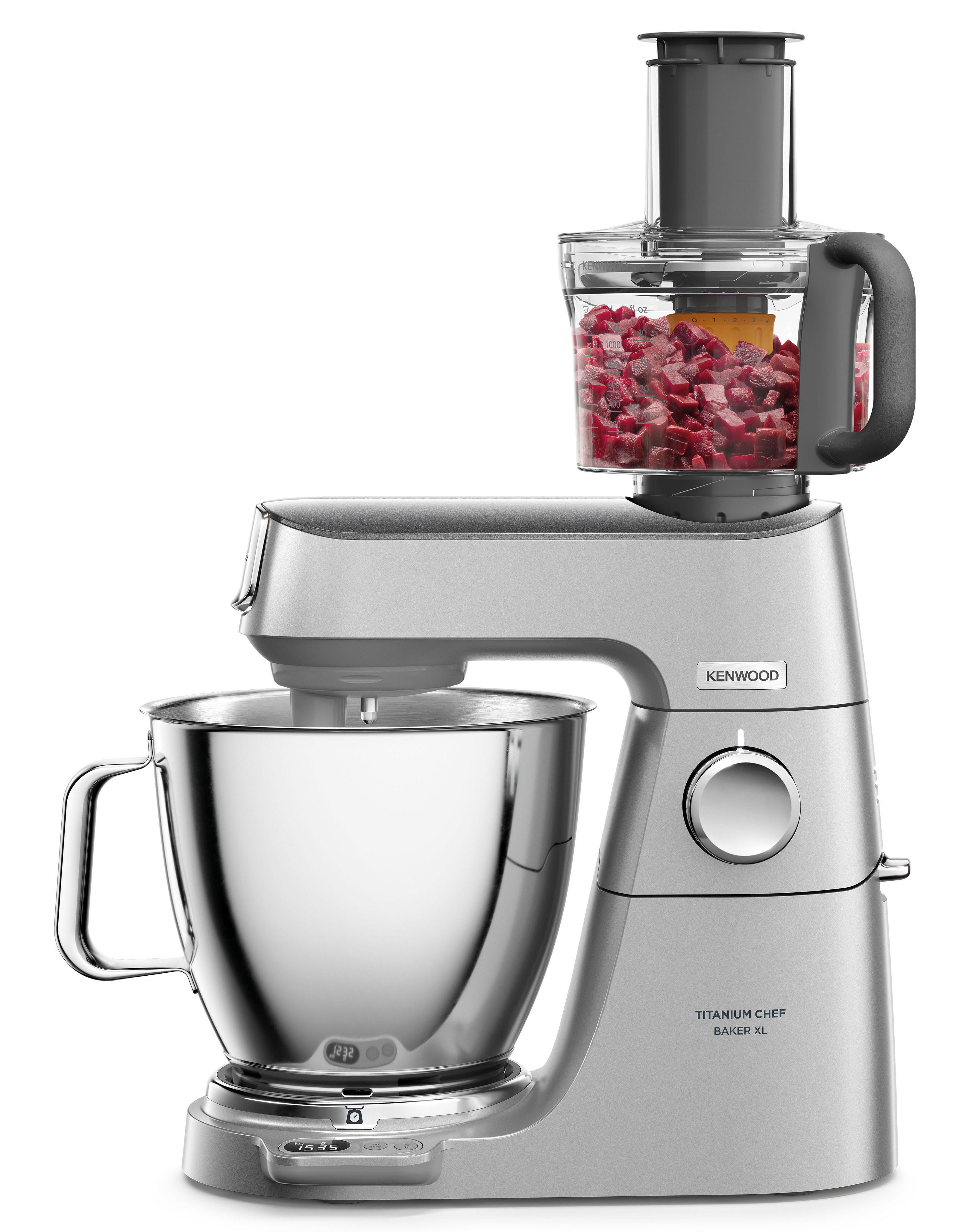 Silberfarbene Küchenmaschine mit Schüssel und angebrachtem Lebensmittelfach mit roten Würfeln.