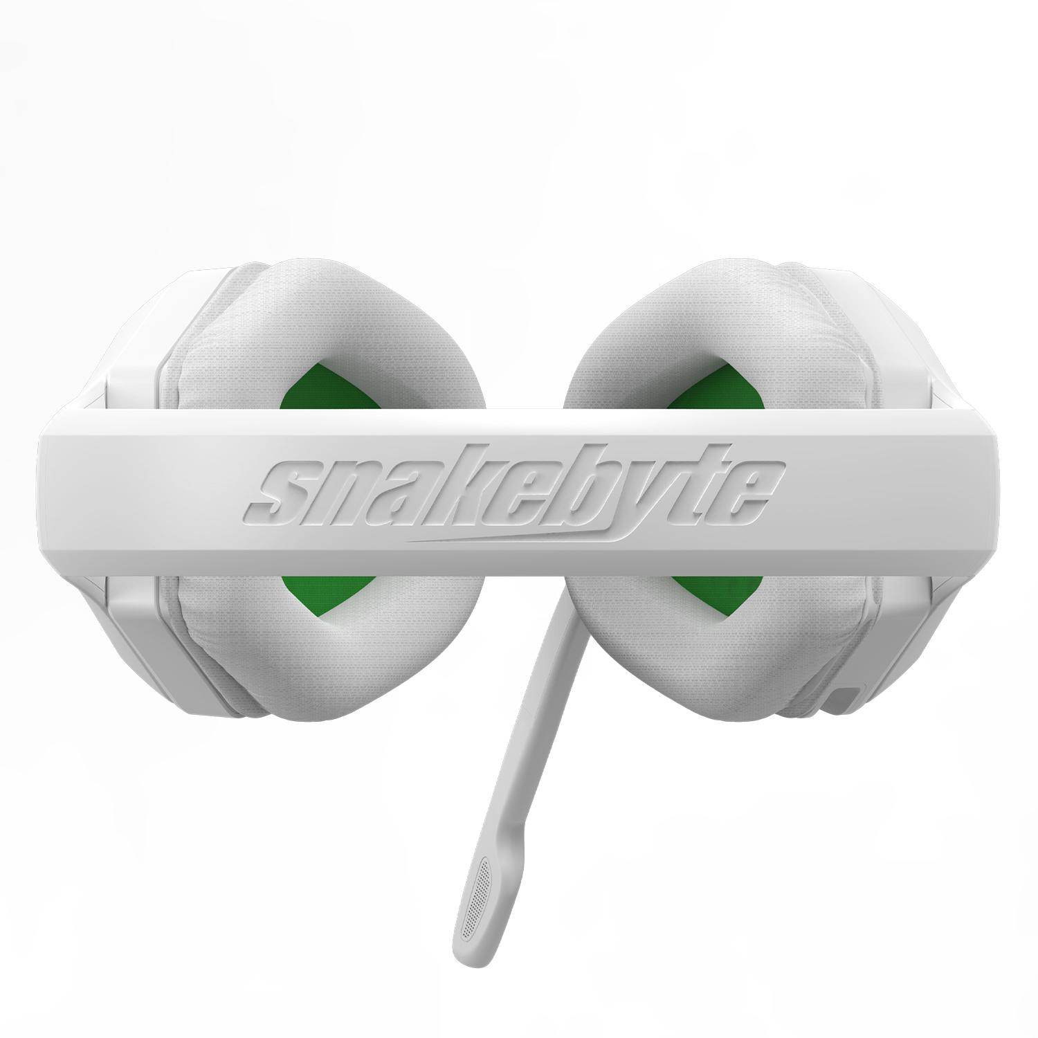 Weißes Gaming-Headset. Weiß, grüne Akzente, schlankes Design, Studiohintergrund.