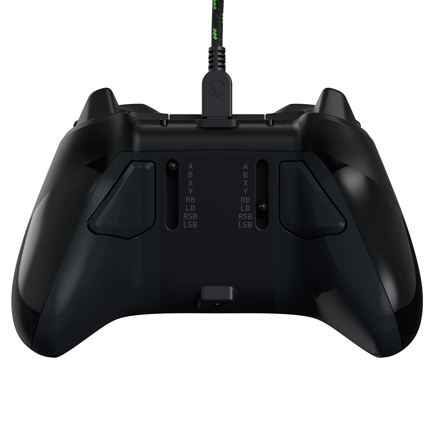 Rückansicht eines schwarzen Gaming-Controllers mit Knöpfen und Kabel.