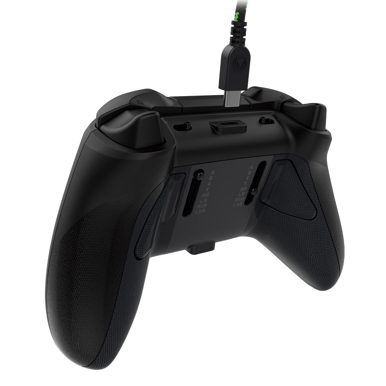 Schwarzer Gaming-Controller, Rückansicht, mit Knöpfen und USB-C-Kabel.