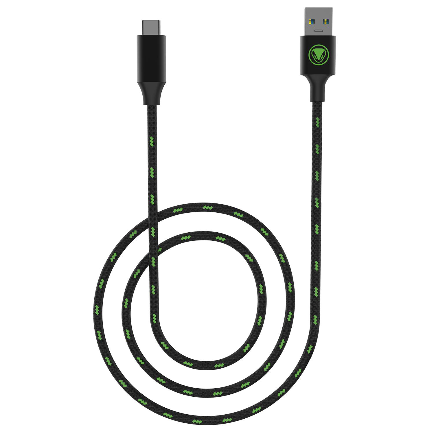 Ein schwarz-grünes USB-C-zu-USB-A-Kabel, auf einer schwarzen Oberfläche aufgerollt.