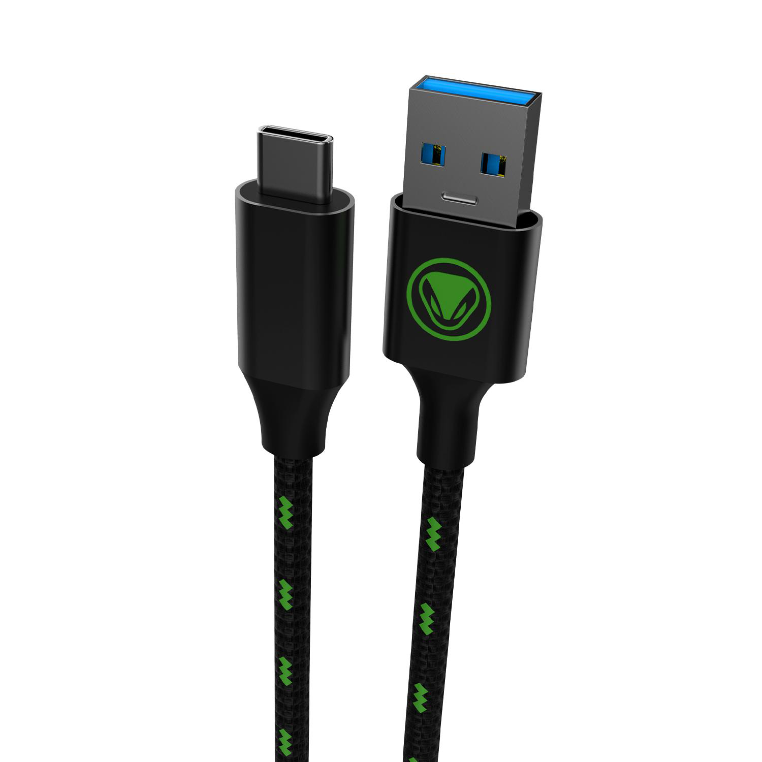 Zwei schwarze USB-Kabel mit grün-schwarzen Mustern. Ein Ende ist USB-C, das andere USB-A.