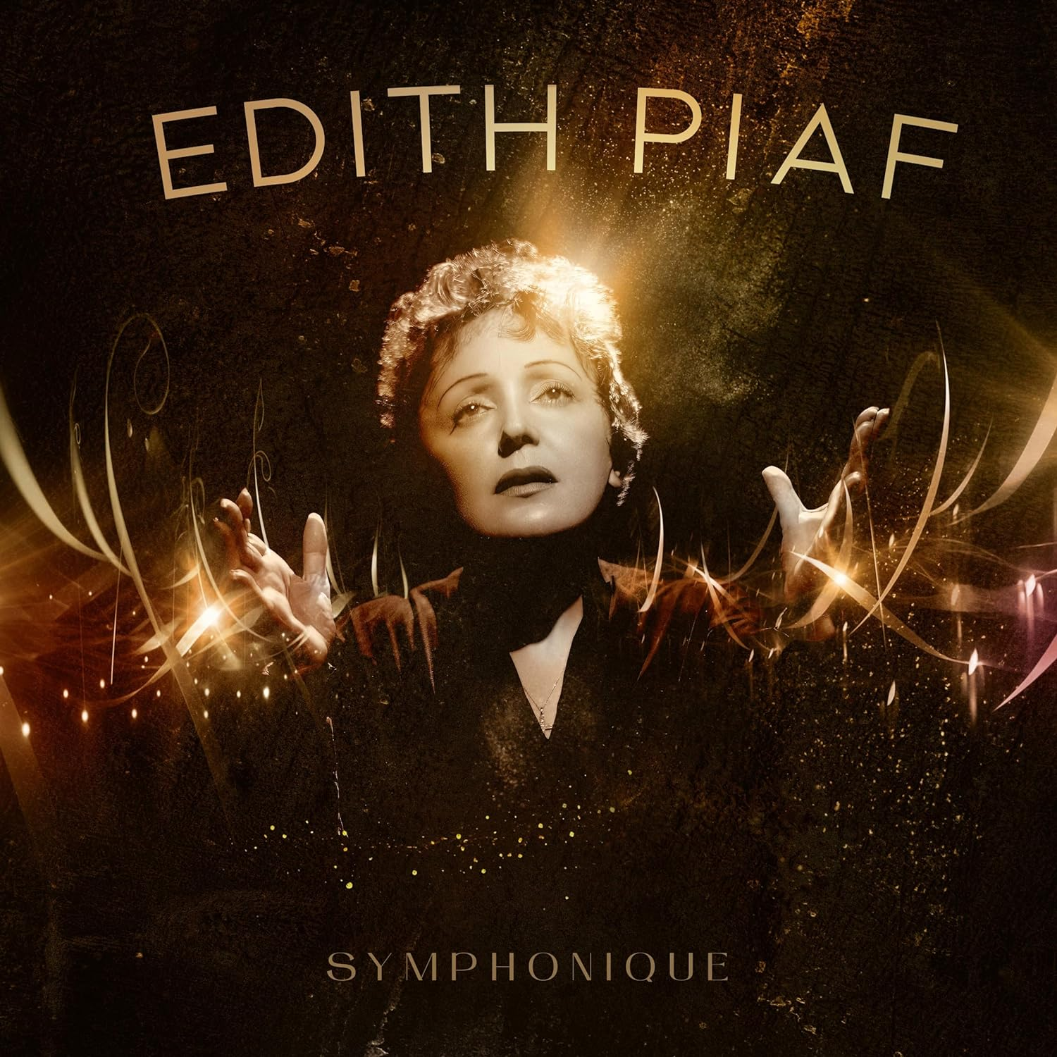 Edith Piaf album borítója, karjai fel emelve. A háttér sötét színű és világítású. A cím felette van.