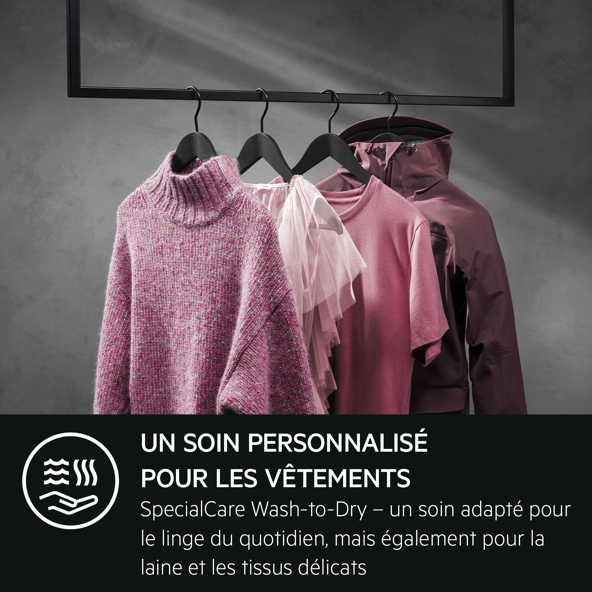 Vêtements suspendus sur un portant avec le texte : UN SOIN PERSONNALISÉ POUR LES VÊTEMENTS.