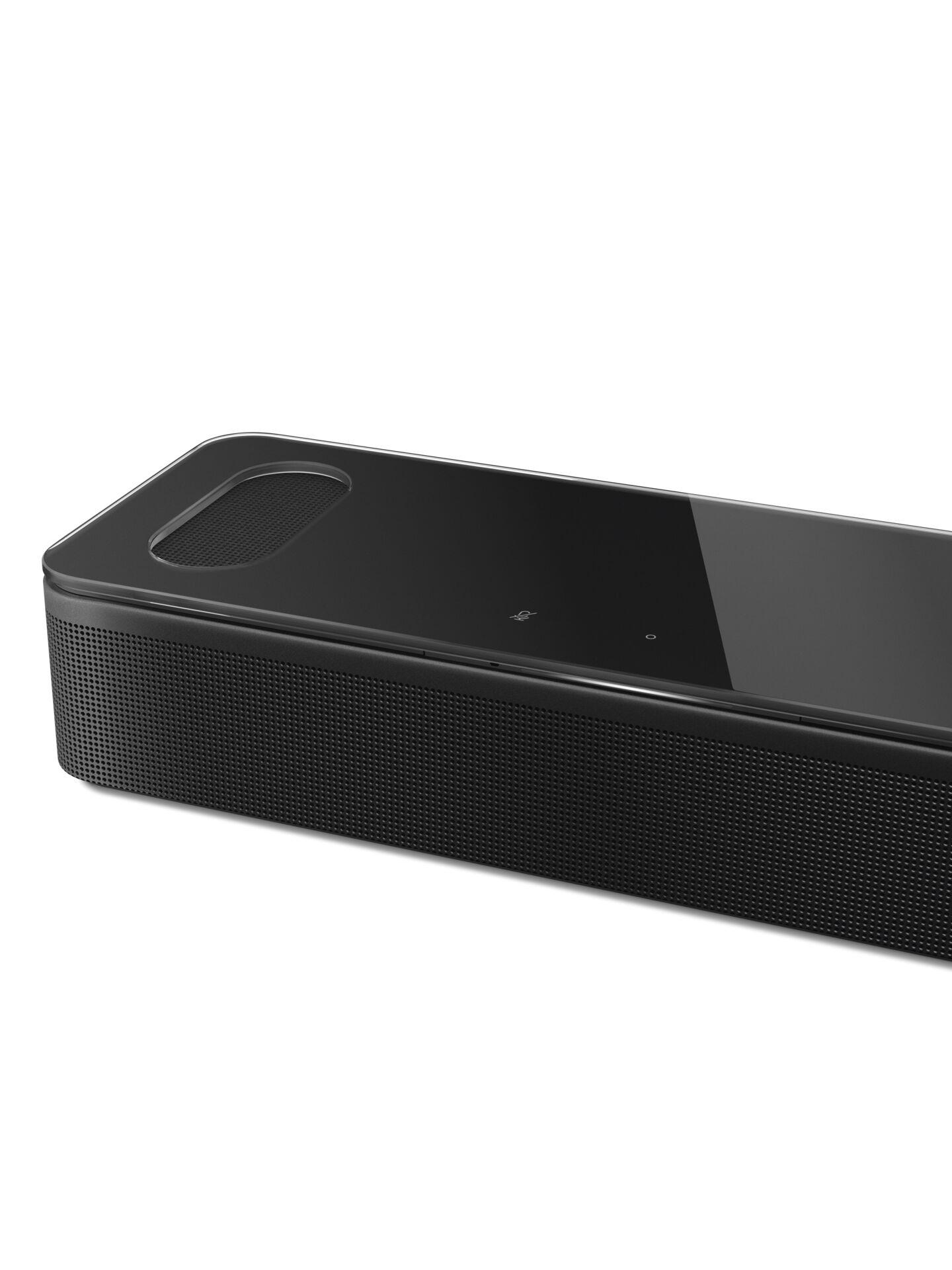 Eine schwarze Soundbar auf weißem Hintergrund. Sie hat ein schlankes, modernes Design mit gewölbter Oberseite.