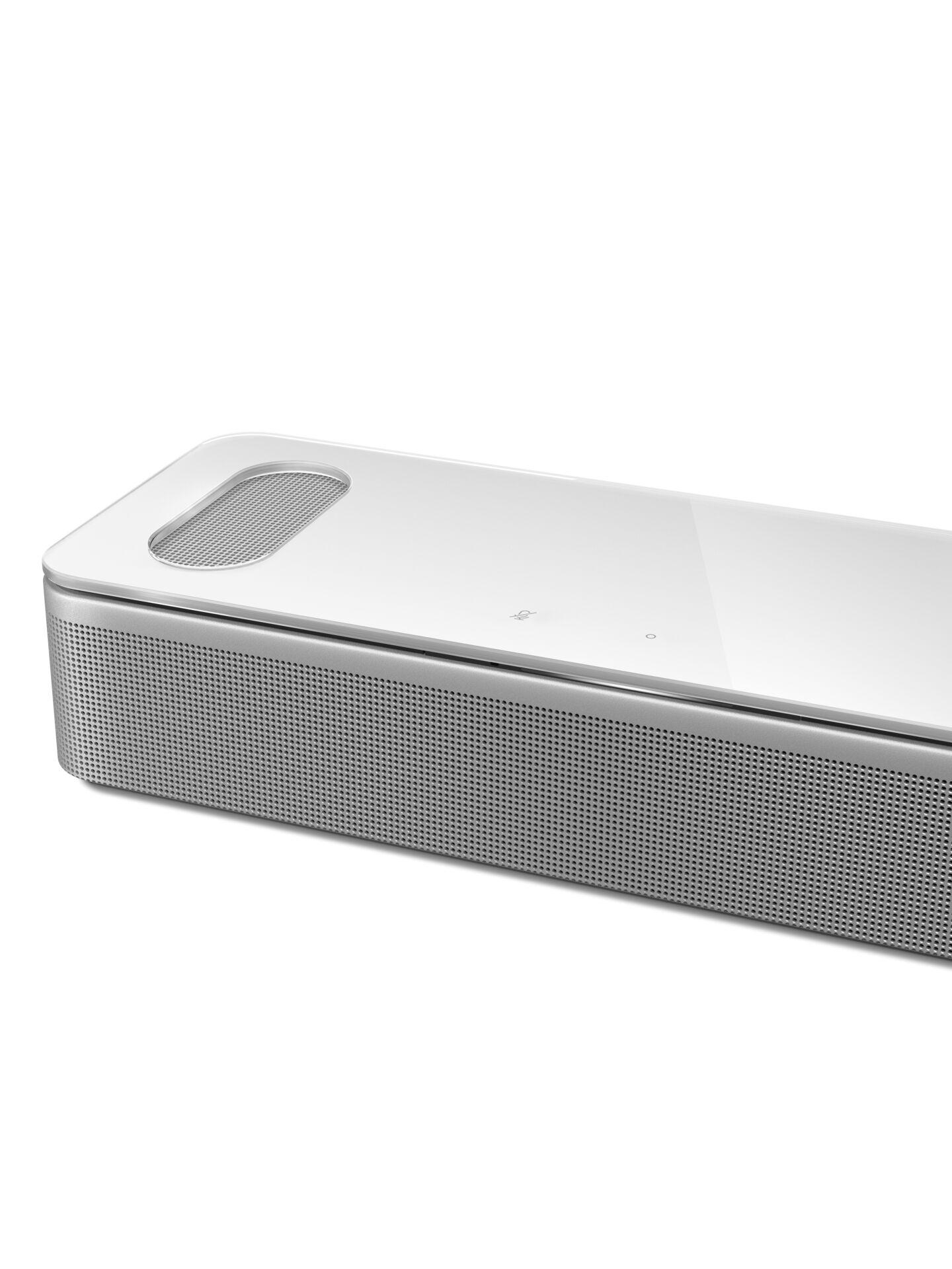 Weiße Bose Soundbar mit Metallgitter. Der Lautsprecher steht auf weißem Hintergrund.