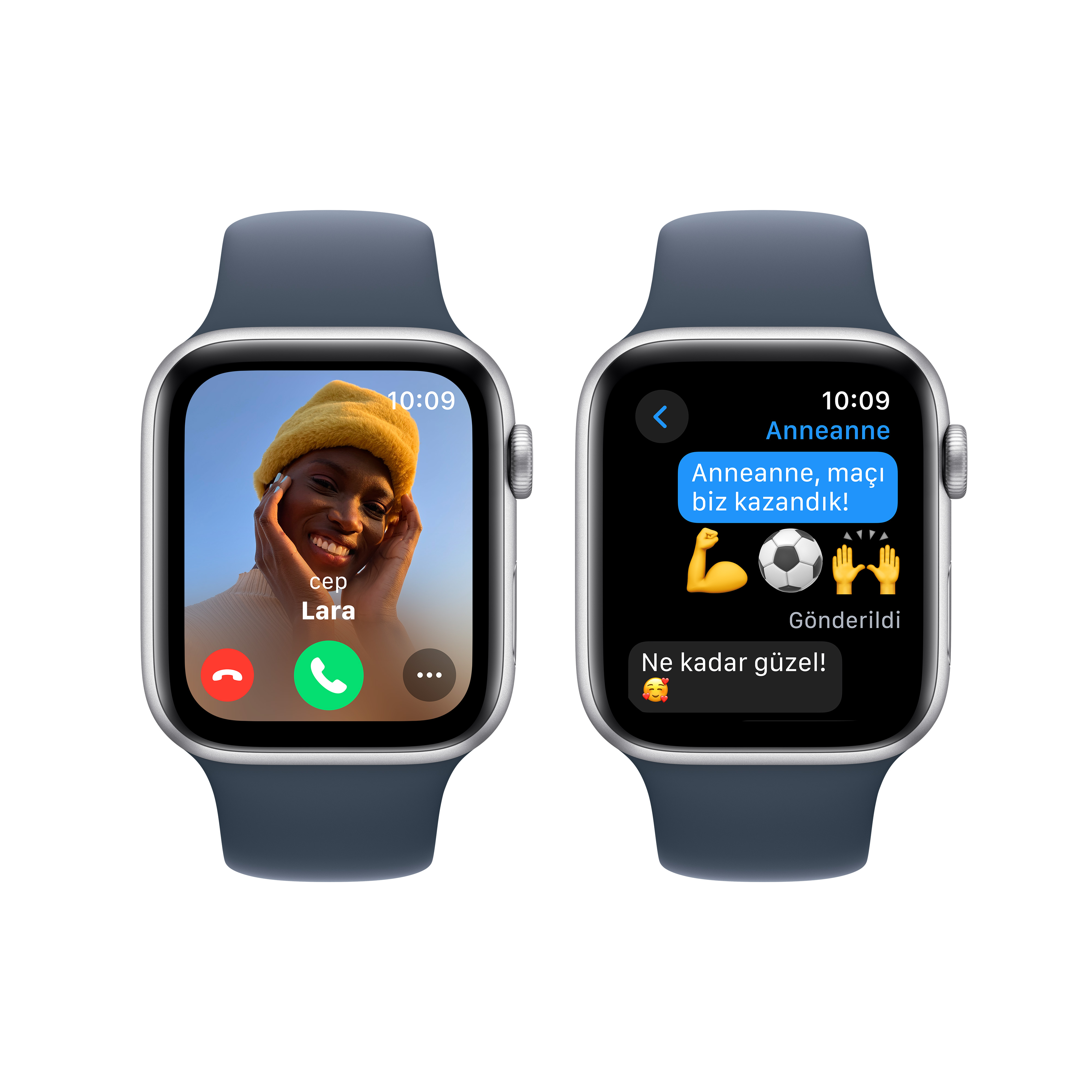 Apple Watch'ta telefon görüşmesi yapan ve mesajlaşan bir kadın. Lacivert kayış, beyaz arka plan.