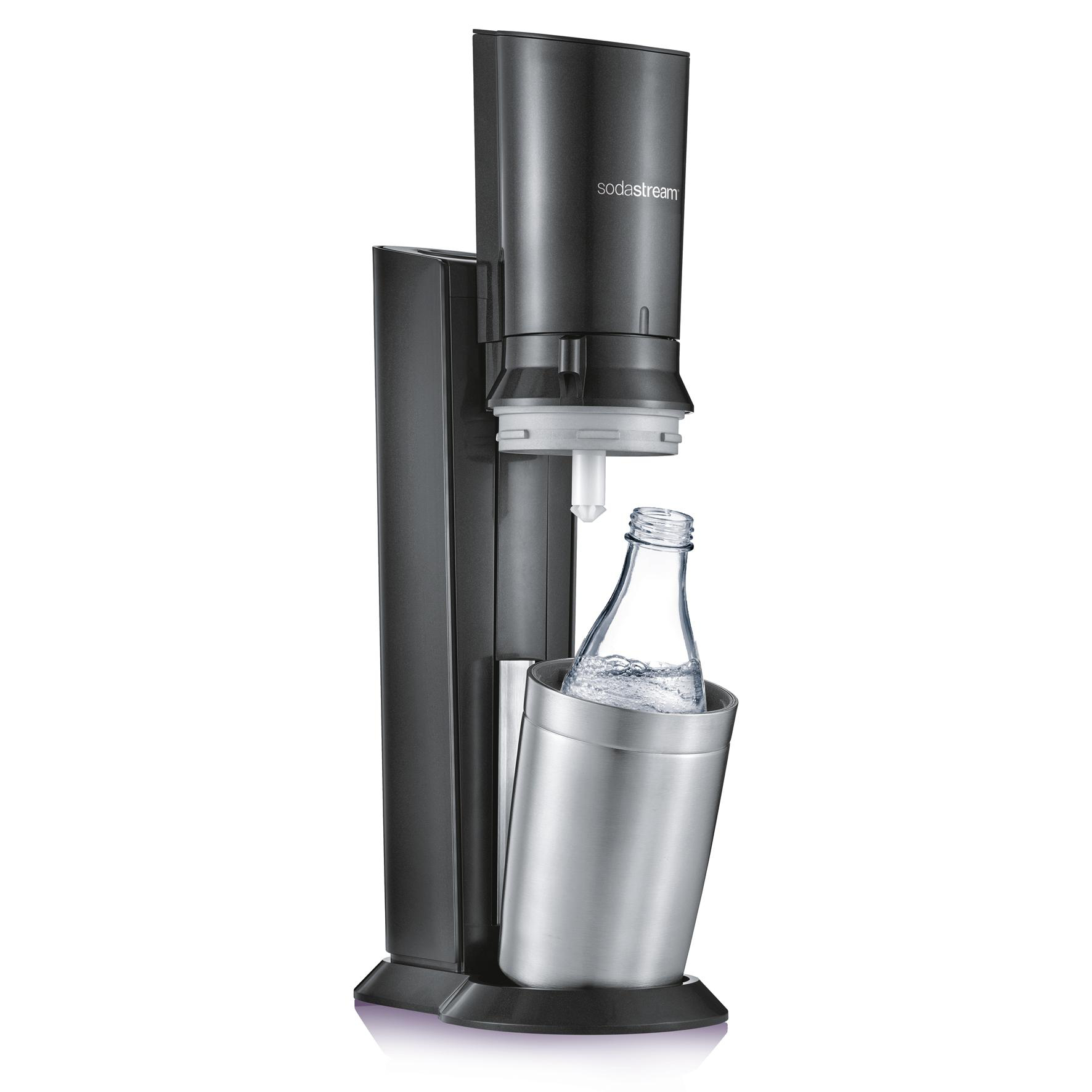 SodaStream-Maschine mit einer Flasche, die Wasser mit Kohlensäure versetzt.