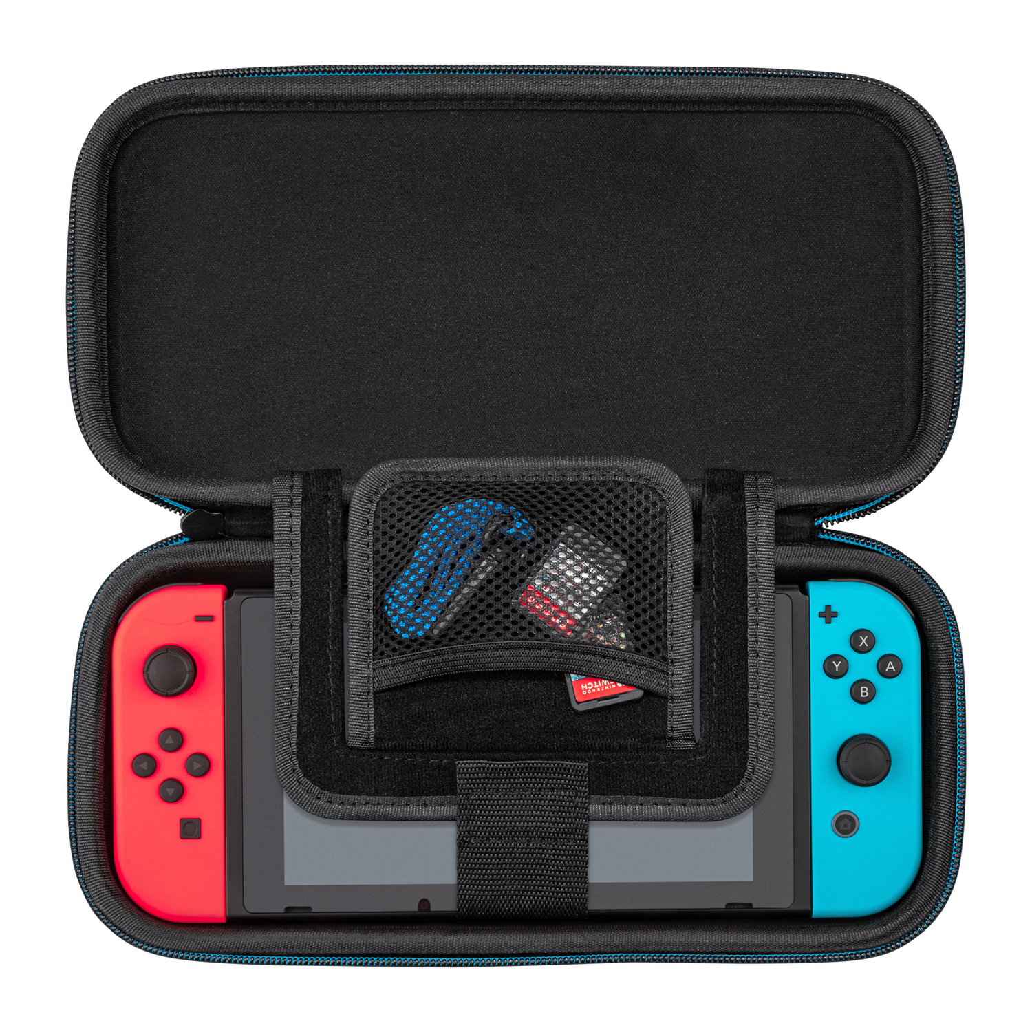 Funda abierta con un mando de juego rojo y azul. Un bolsillo de malla tiene un cable azul y una tarjeta SD roja.