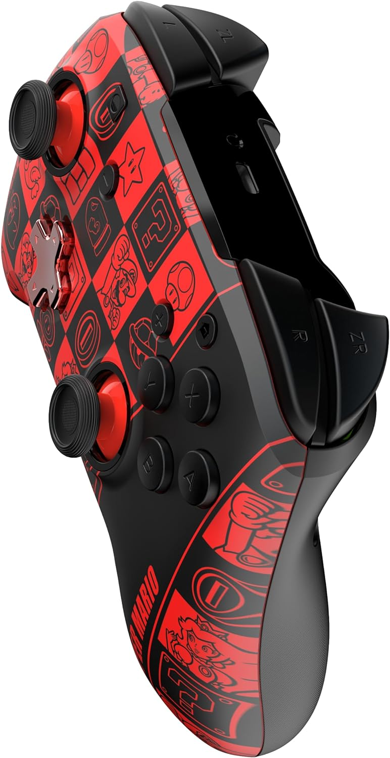 Un mando de Nintendo Switch rojo y negro con diseño de Mario, sobre fondo negro.