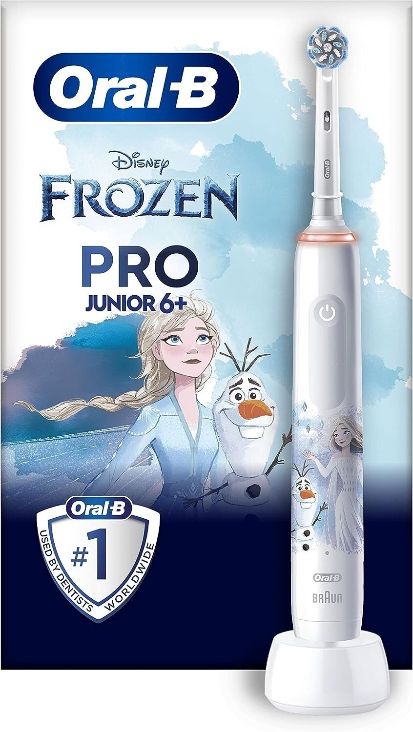 Szczoteczka do zębów Oral-B Frozen Pro Junior z motywem Elsy i Olafa na białym stojaku.