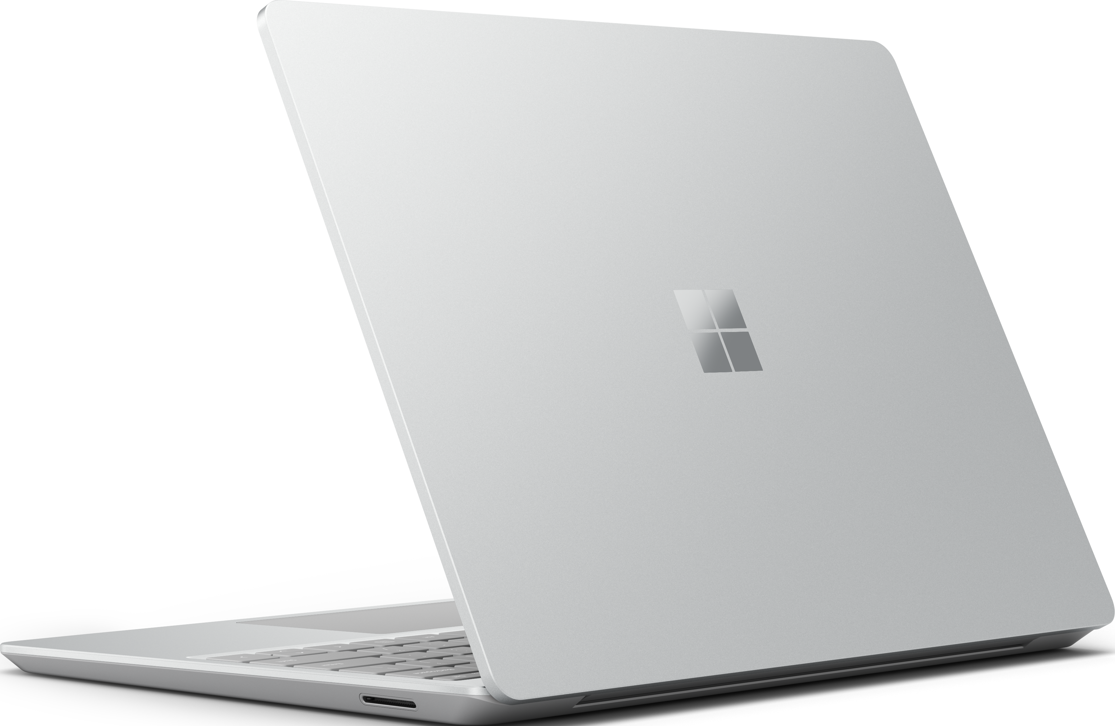 Ein silberner Laptop mit geschlossenem Deckel, der das Microsoft-Logo auf der Rückseite zeigt, leicht angewinkelt.