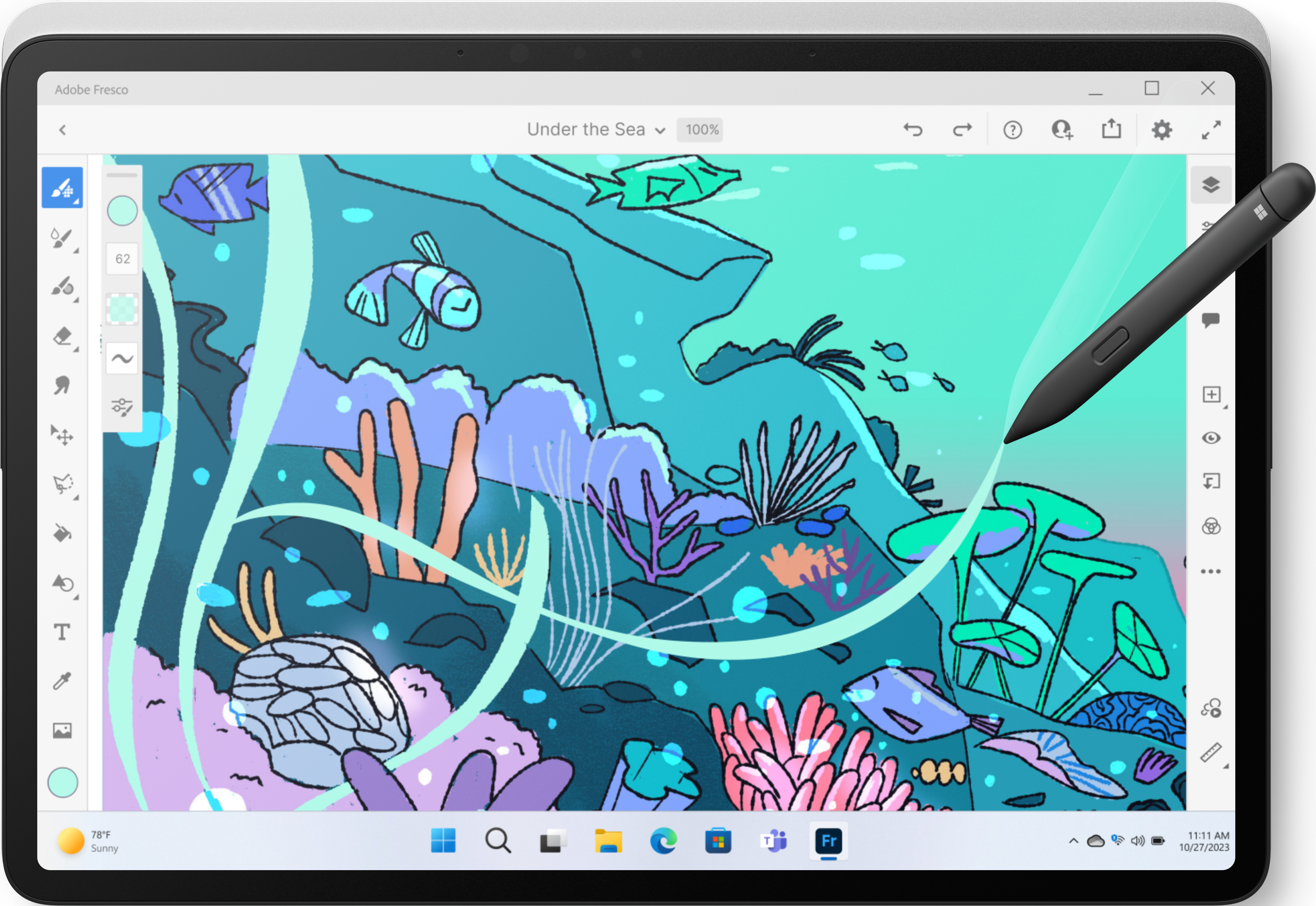 Tablet mit geöffneter Kunst-App. Der Bildschirm zeigt eine Unterwasserszene, die mit einem Stift gezeichnet wird.