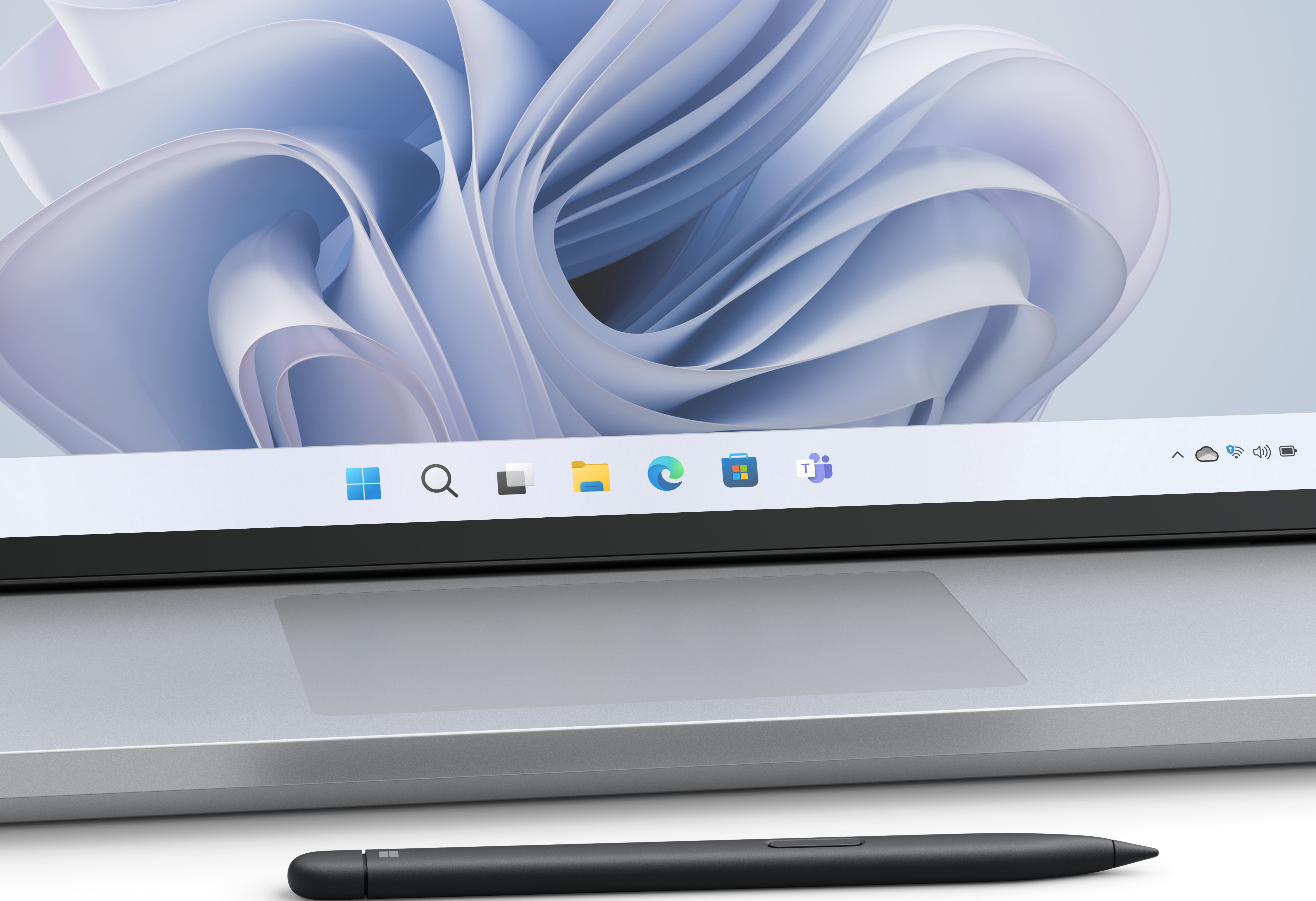 Nahaufnahme eines Laptop-Bildschirms mit Stift auf dem Trackpad.