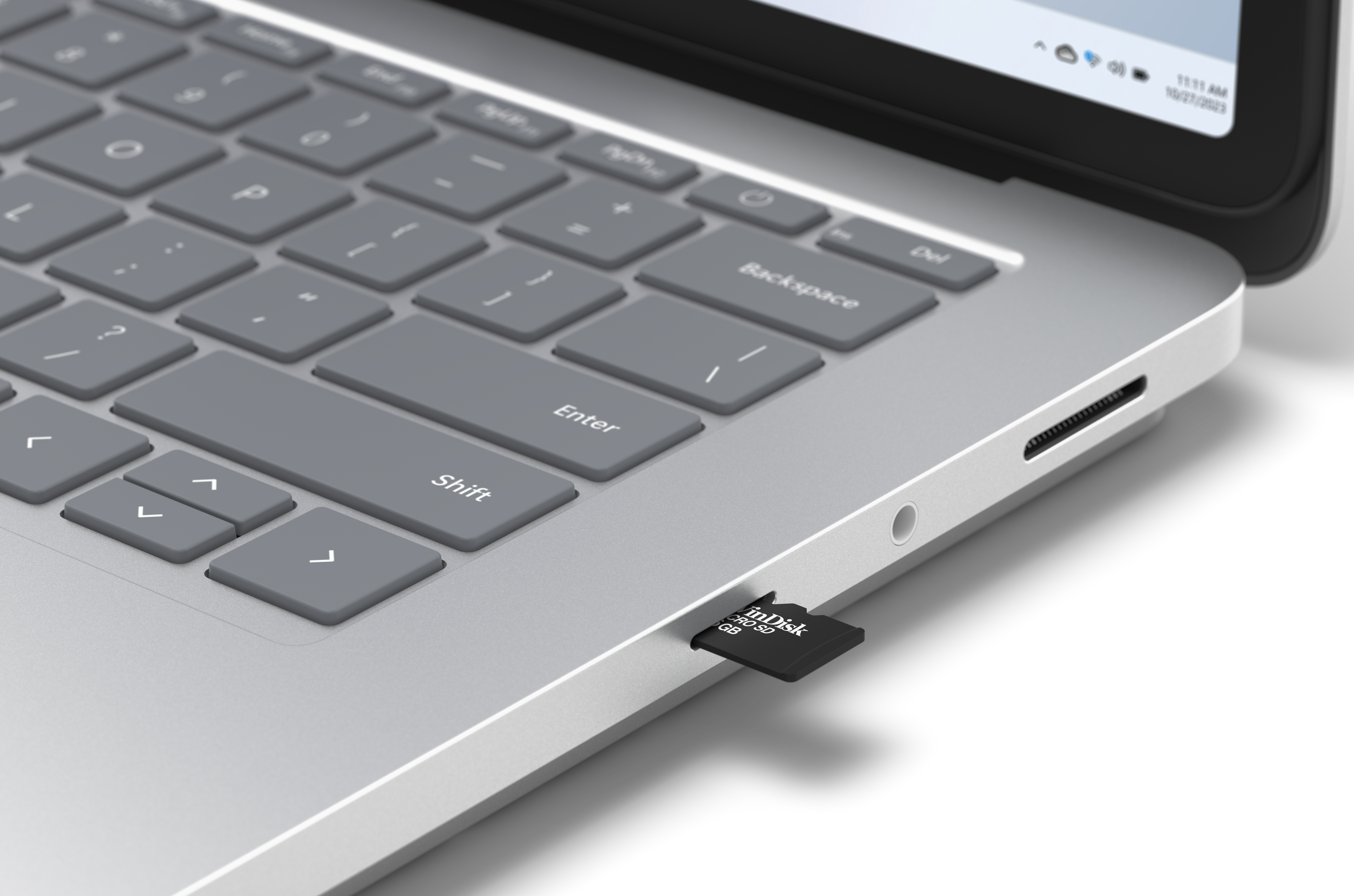 Laptop mit eingesetzter SD-Karte, Tastatur und Bildschirm zeigend.