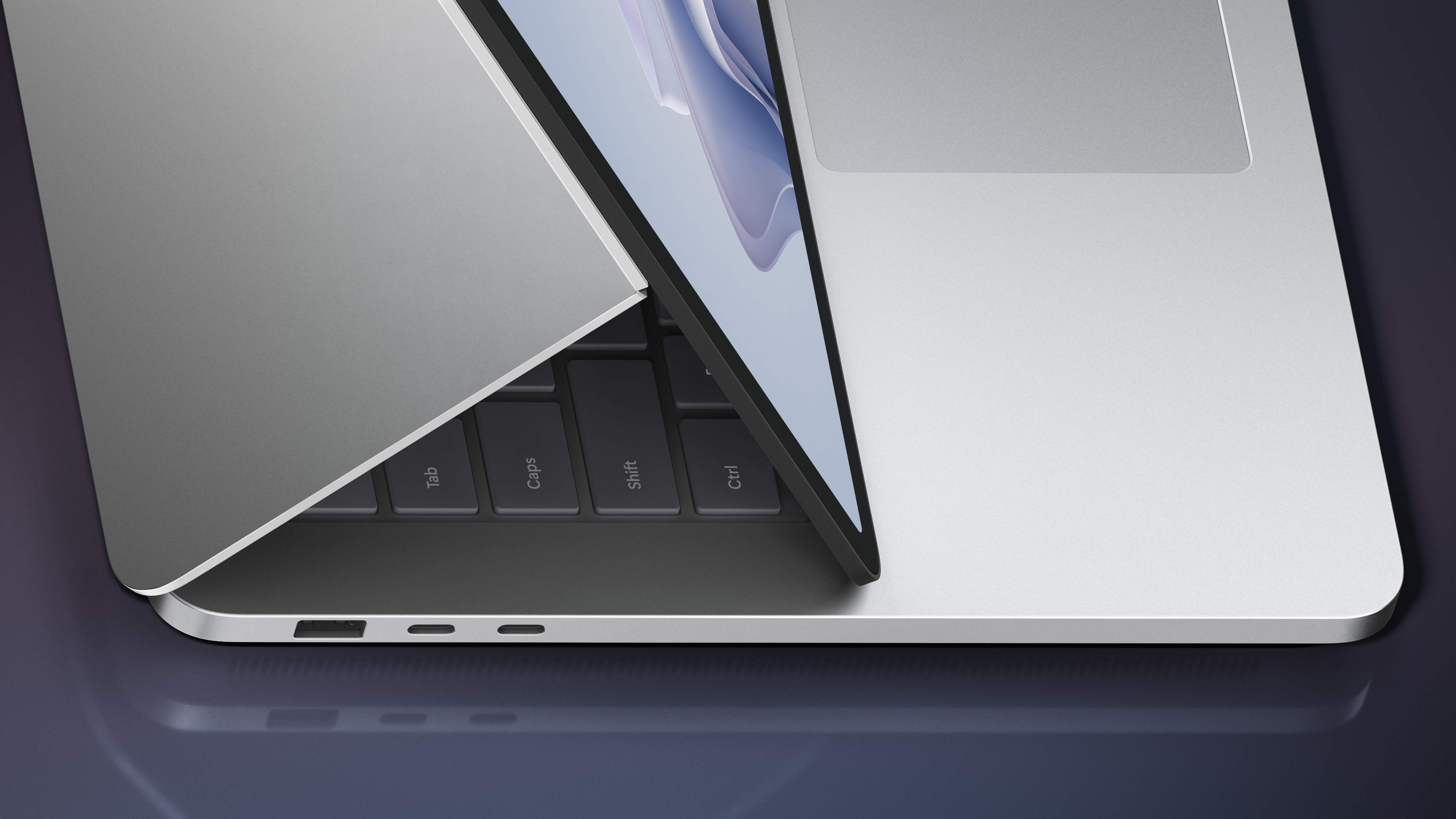 Silberner Laptop, teilweise geöffnet, Bildschirm und Tastatur sichtbar. Dunkler Hintergrund.