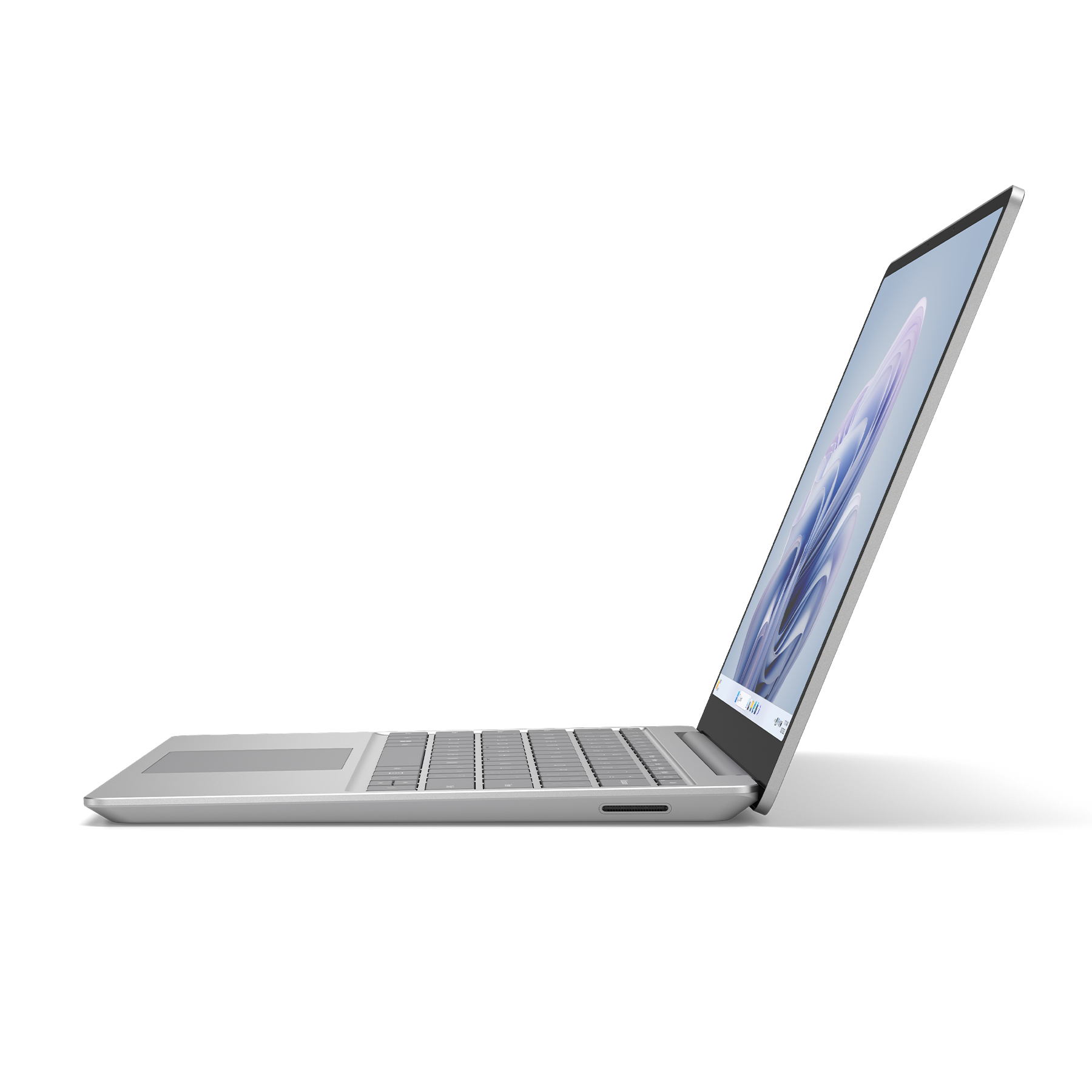 Silberner Laptop, der das Seitenprofil zeigt. Der Bildschirm ist geöffnet und zeigt eine hellfarbige Oberfläche. Weißer Hintergrund.