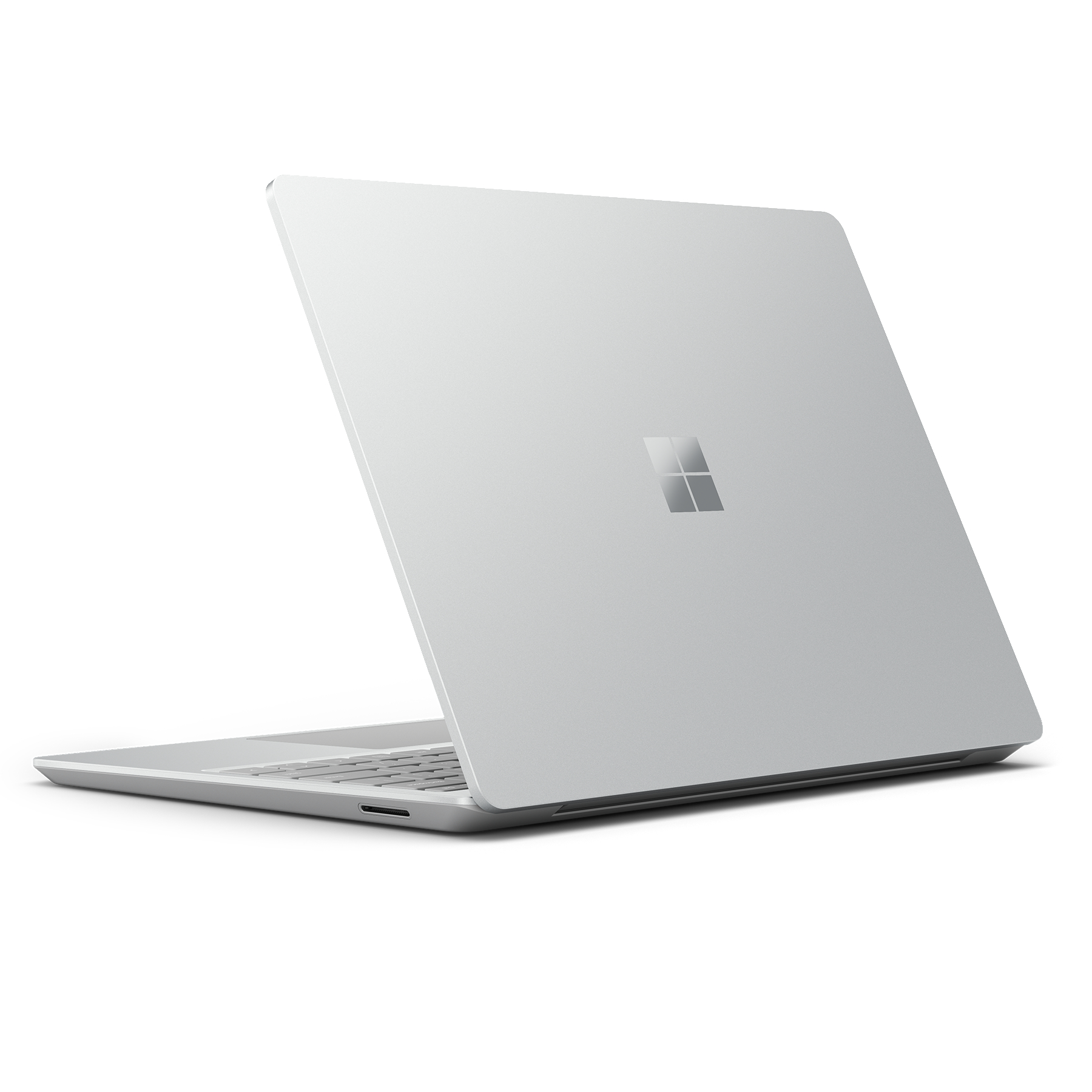 Silberner Laptop auf einer weißen Oberfläche. Der Bildschirm ist geöffnet und zeigt das Microsoft-Logo.