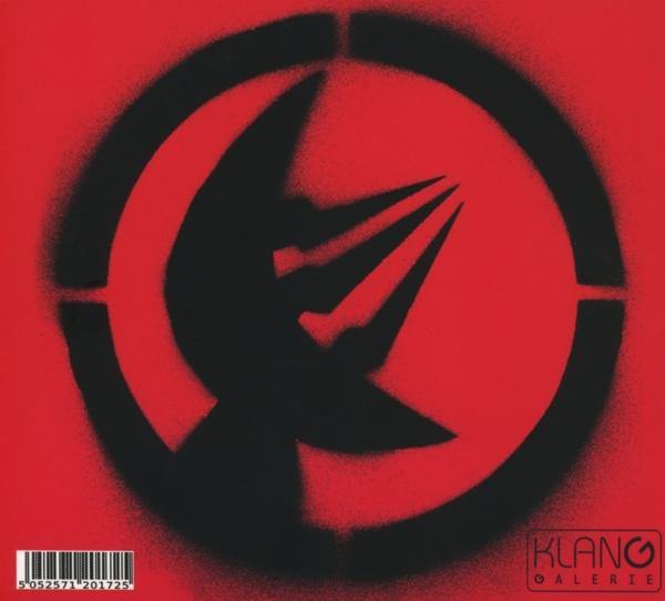 Schwarz-rotes Design mit stilisiertem, kreisförmigem Logo auf rotem Hintergrund.