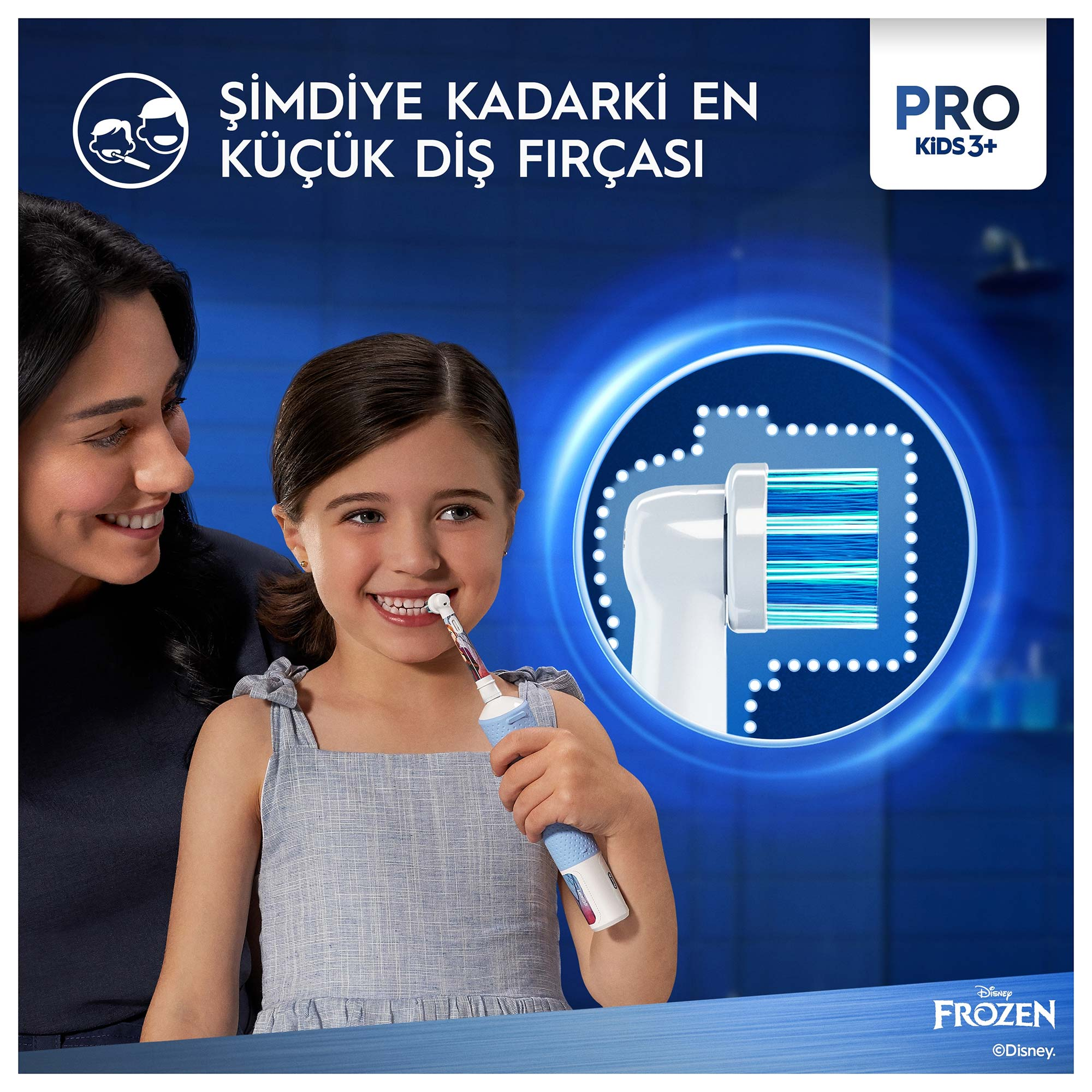 Küçük bir kız çocuğu, annesi bakarken mavi bir diş fırçasıyla dişlerini fırçalıyor.
