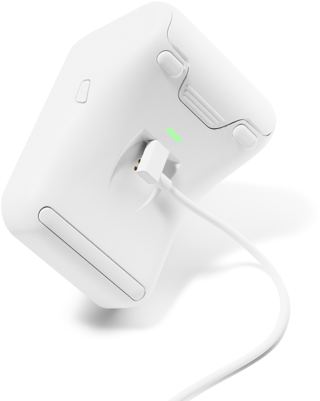 Une souris ergonomique blanche est chargée avec un câble blanc. Une petite lumière verte est allumée.