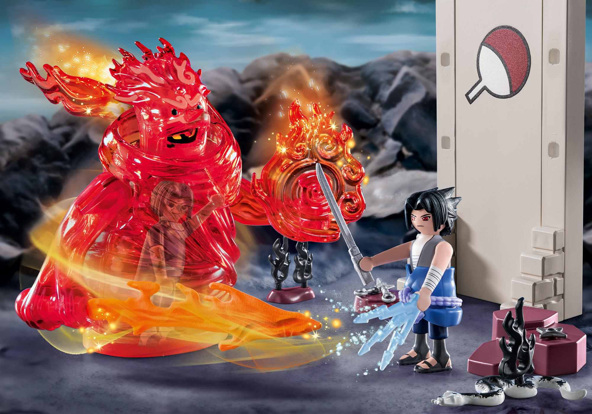 Playmobil Naruto Set. Sasuke mit Schwert kämpft gegen eine feurige, rote Susanoo Figur vor einer Steinmauer.