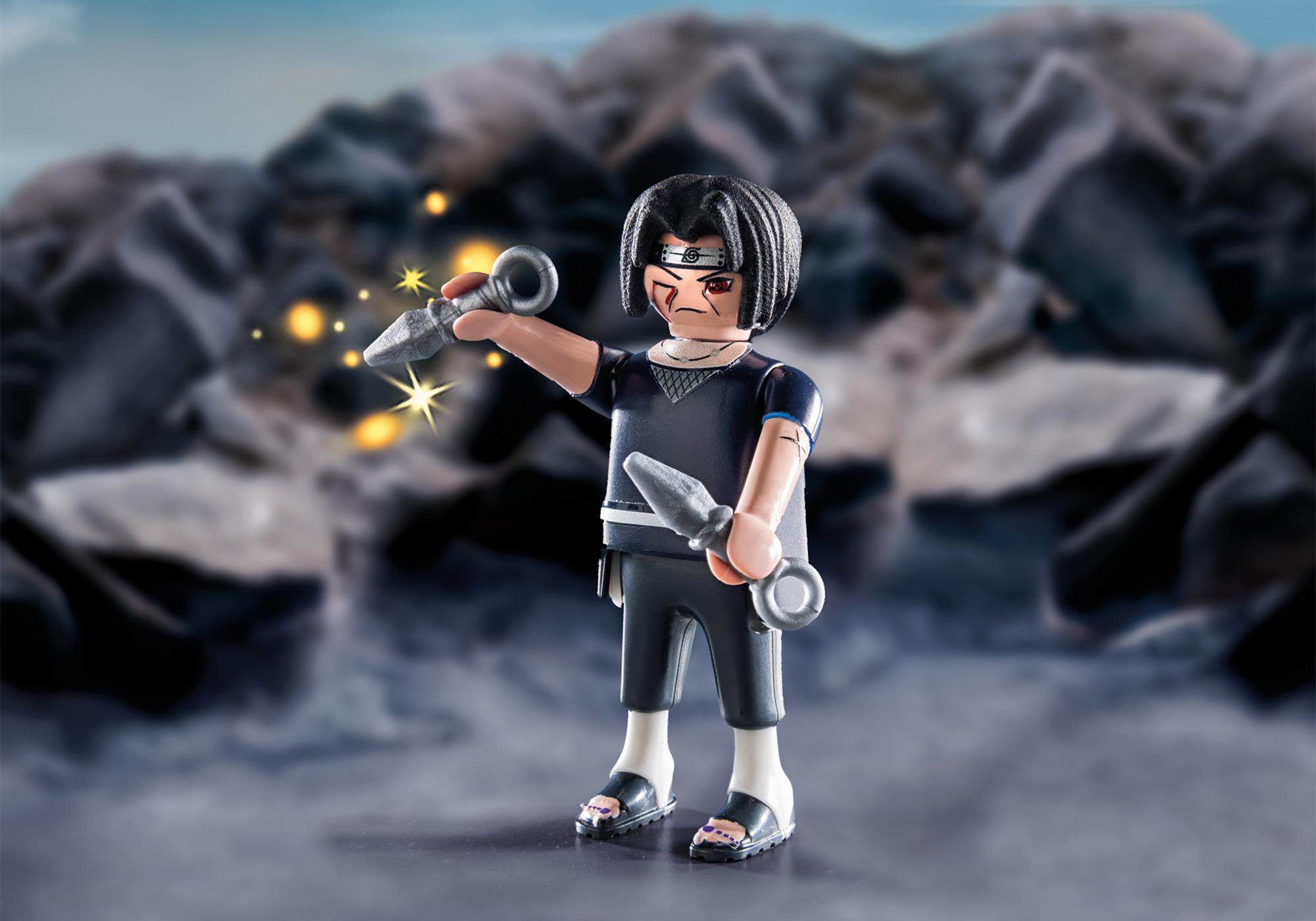 Playmobil-Figur eines Ninjas mit Waffen. Figur in felsiger Umgebung mit verschwommenem Hintergrund.