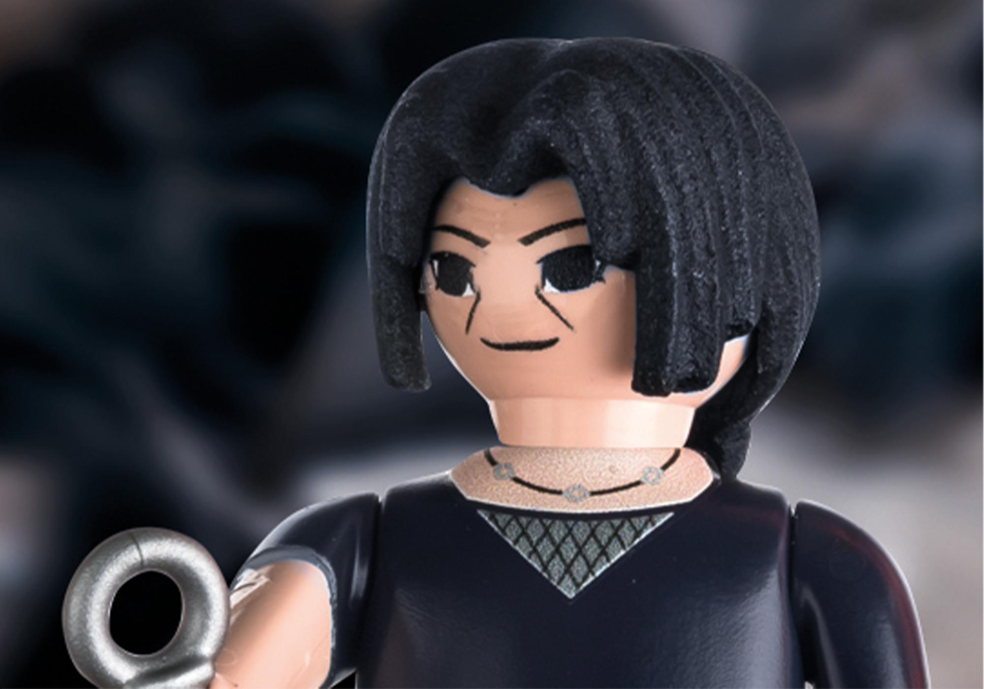 Eine Playmobil-Figur eines Mannes mit schwarzen Haaren und einem schwarzen Hemd, der eine silberne Waffe hält.
