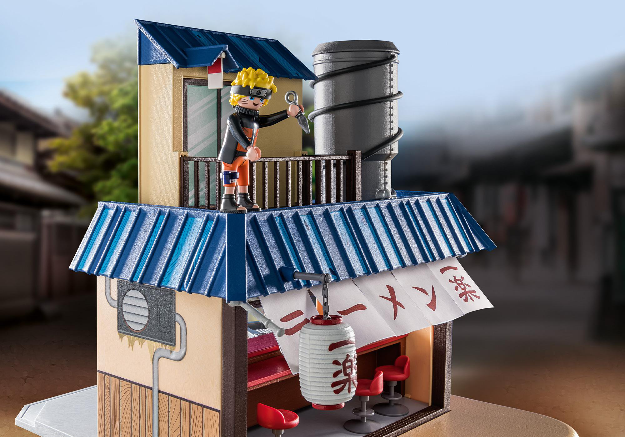 Eine Playmobil Naruto Szene: Naruto steht auf einem Ramen-Shop-Dach. Der Shop hat ein blaues Ziegeldach.