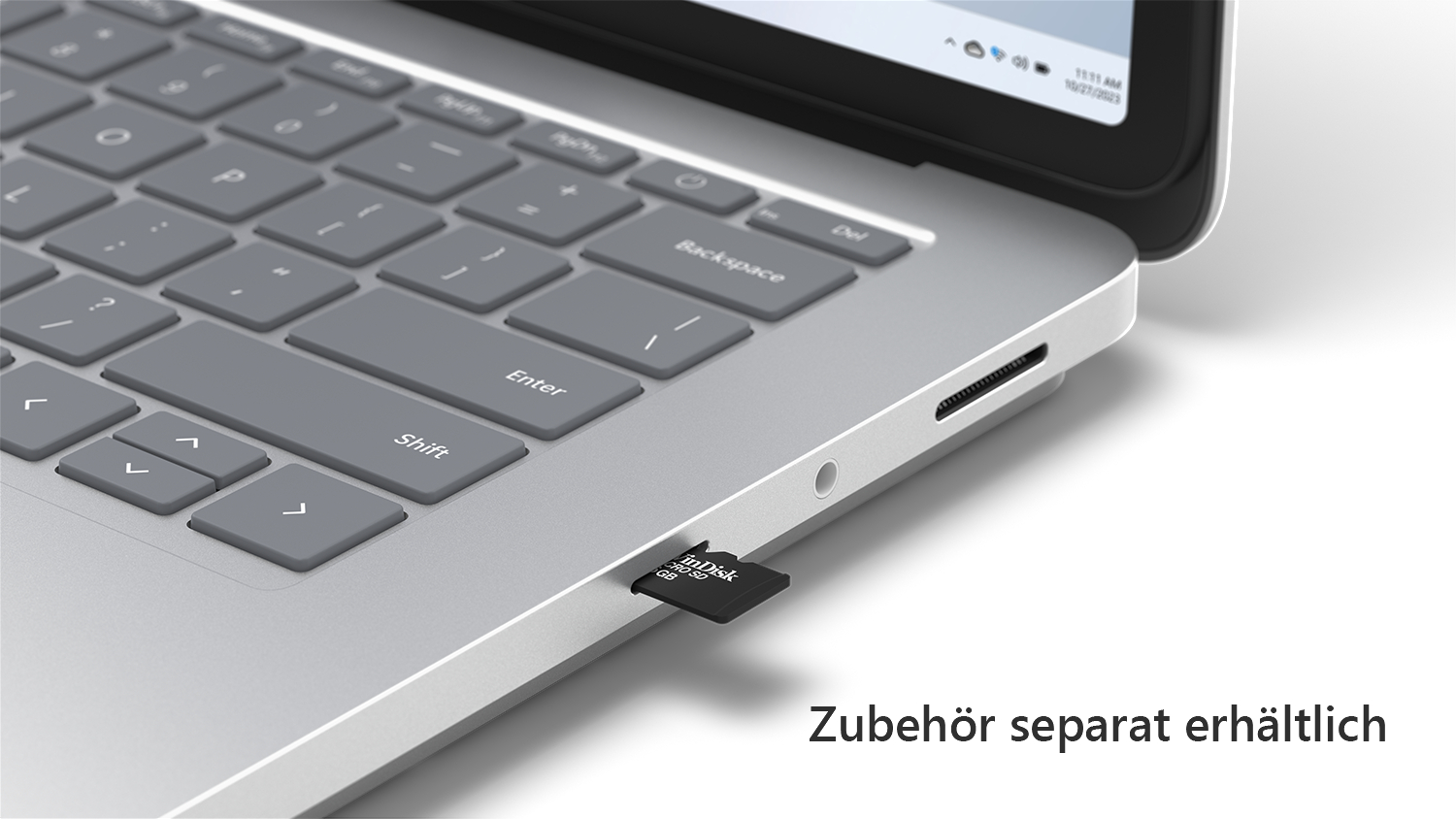 Ein silberner Laptop mit einer SD-Karte, die seitlich eingesetzt ist.