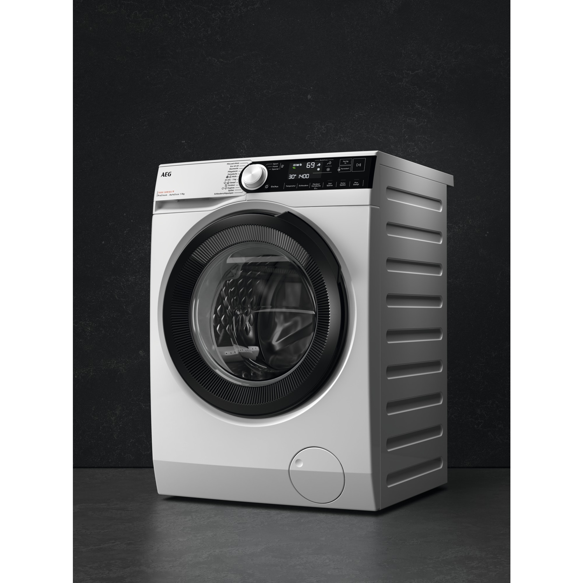 Witte wasmachine met een zwarte deur op een donkergrijze achtergrond.
