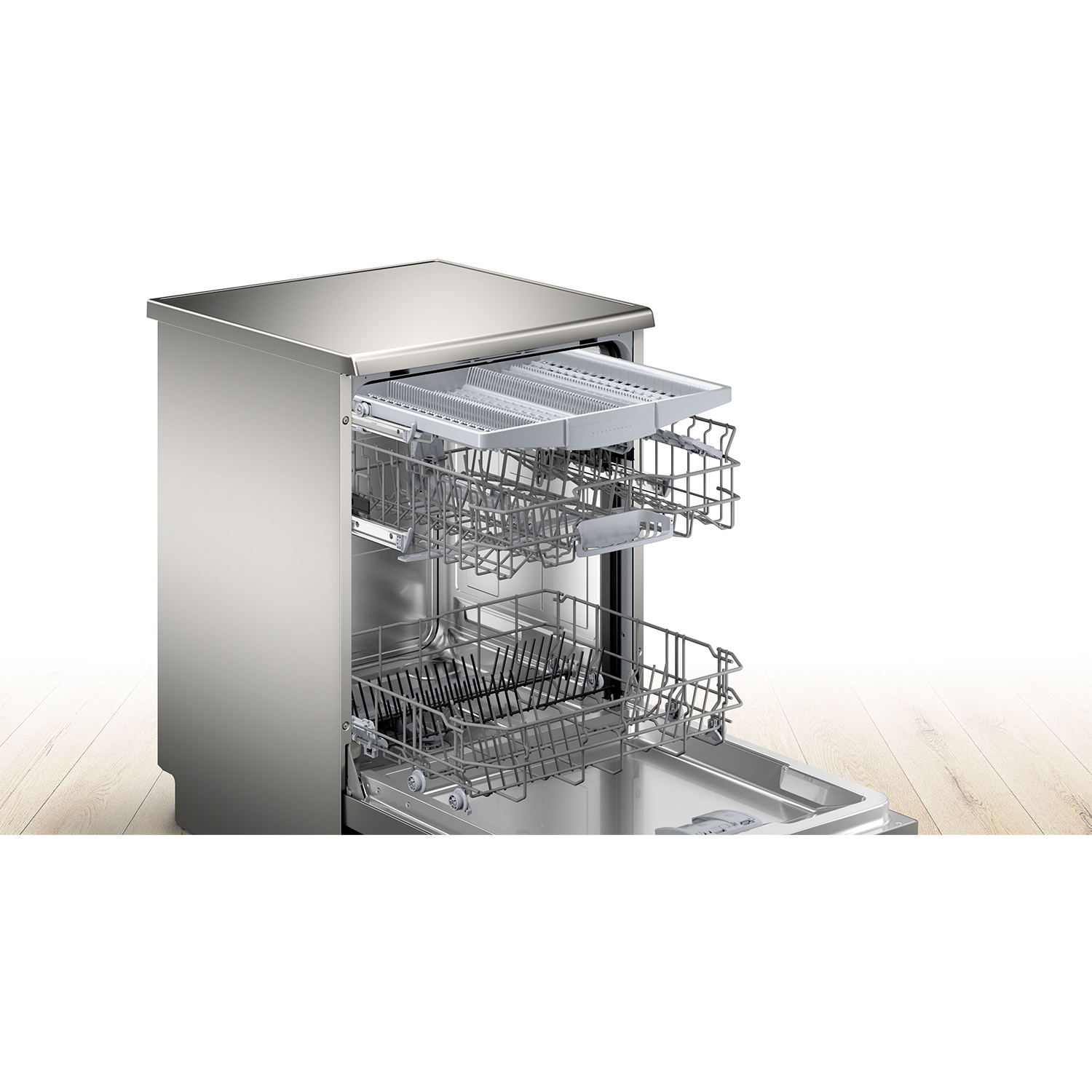 Lavastoviglie in acciaio inox con cestelli aperti. I cestelli sono vuoti, con sfondo bianco.