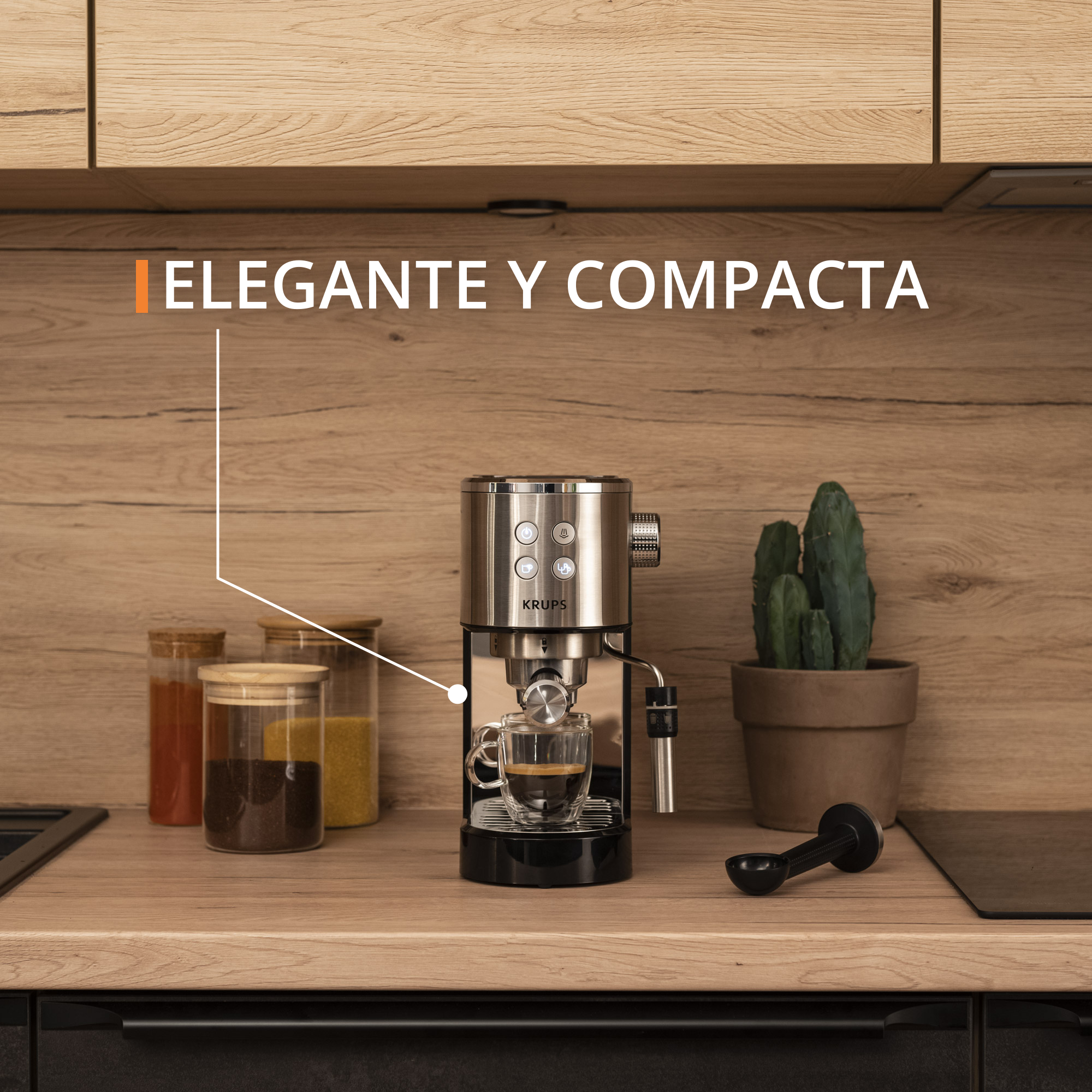 Máquina de espresso en la encimera, taza de vidrio de espresso, cactus, texto "Elegante y Compacta".