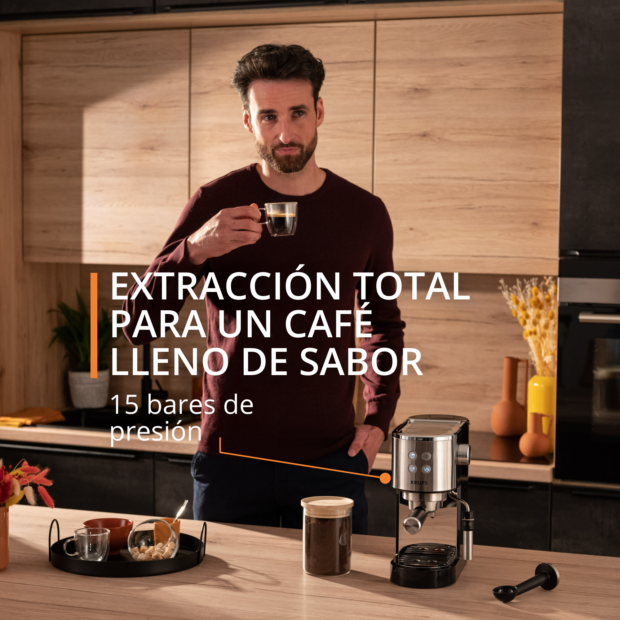 Hombre con taza de café cerca de cafetera, texto: Extracción total para café sabroso.