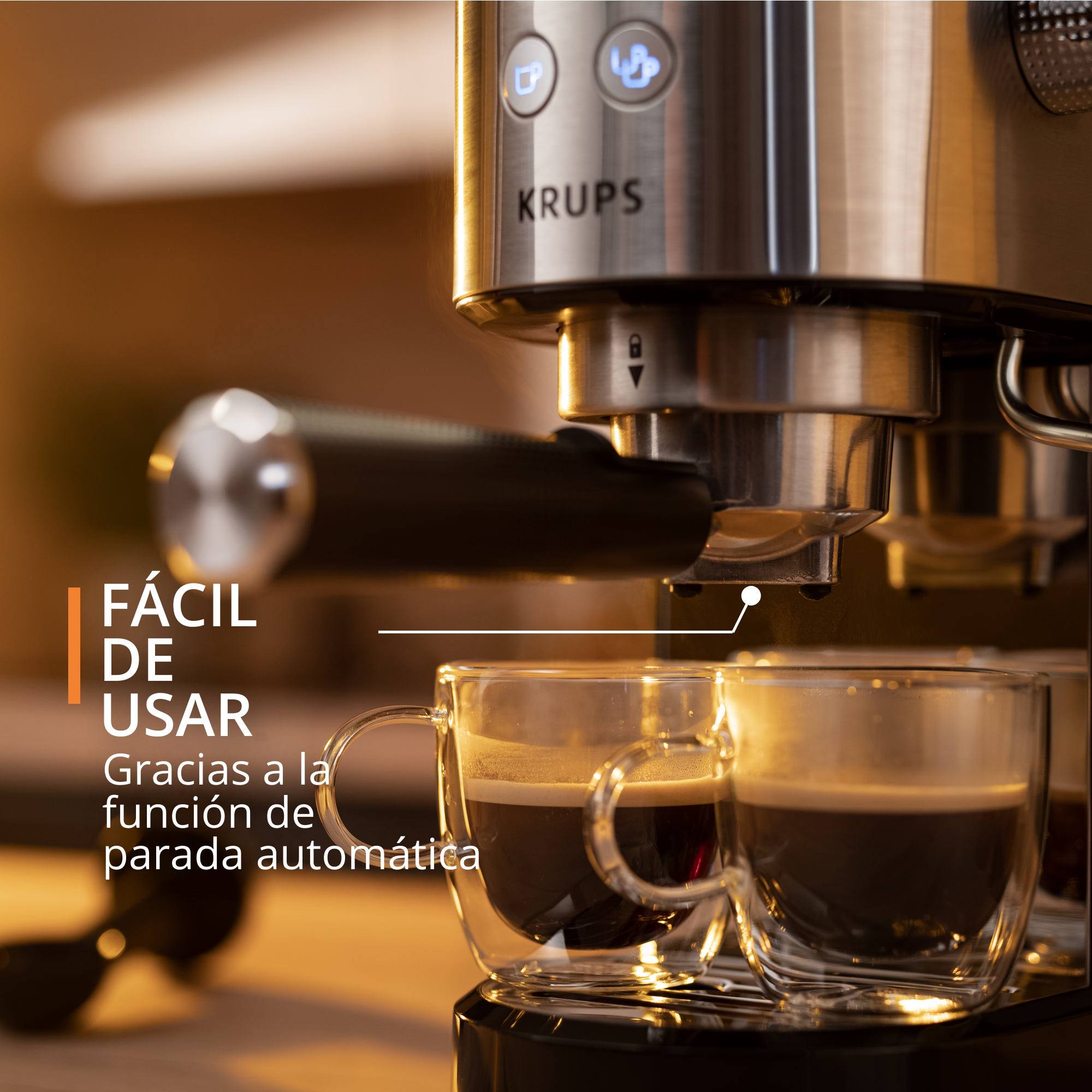 Máquina de café con dos tazas de vidrio llenas de café en la encimera.