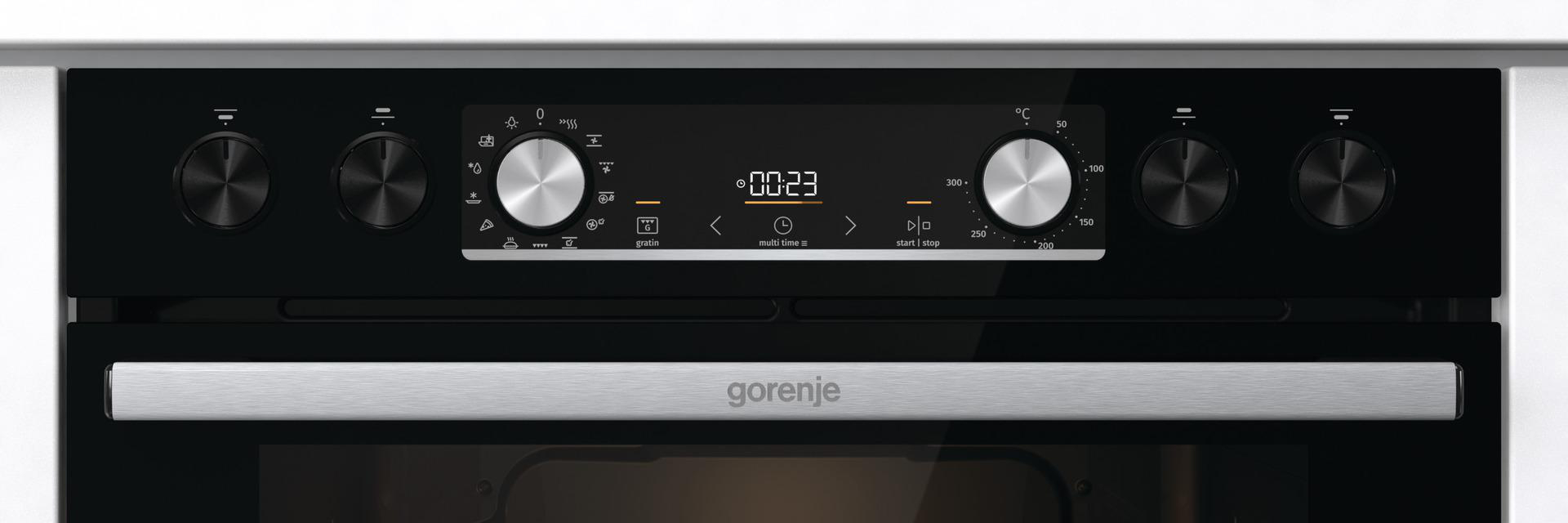 Nahaufnahme des Bedienfelds eines Ofens. Es verfügt über eine digitale Anzeige, Knöpfe und verschiedene Symbole. Der Markenname 'gorenje' ist sichtbar.