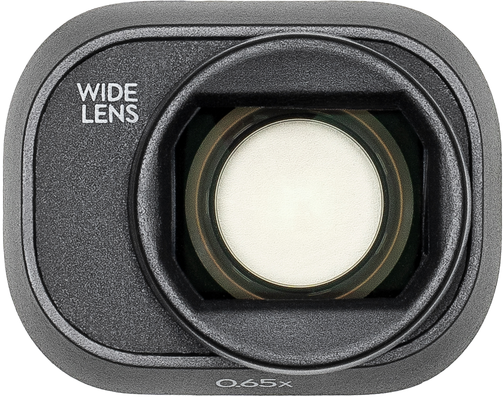 Gros plan d'un objectif grand angle. L'objectif est noir, étiqueté 'WIDE LENS' et '0.65x'.