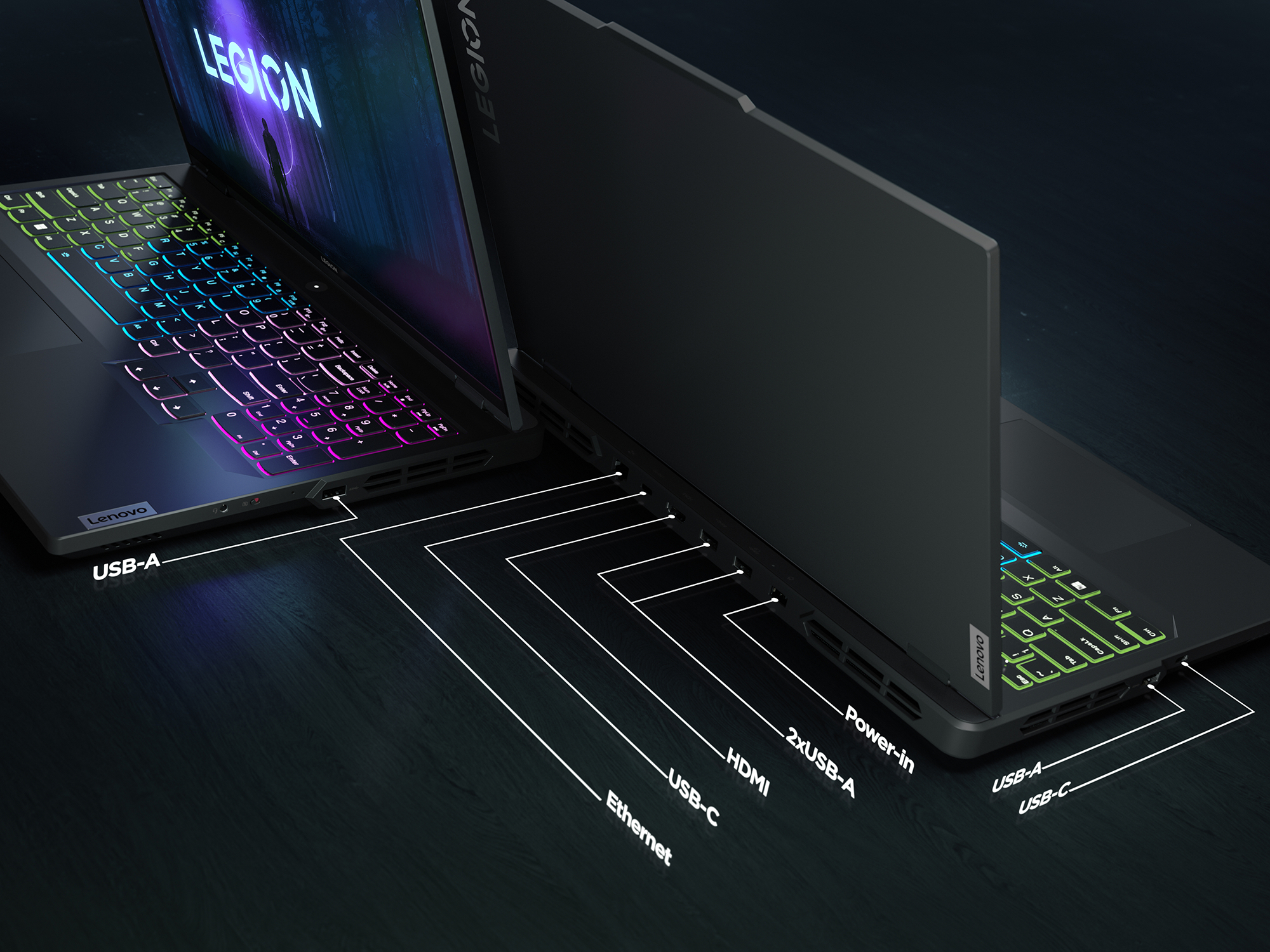 Zwei Lenovo Legion Gaming-Laptops nebeneinander. Verschiedene Anschlüsse sind mit Text beschriftet.