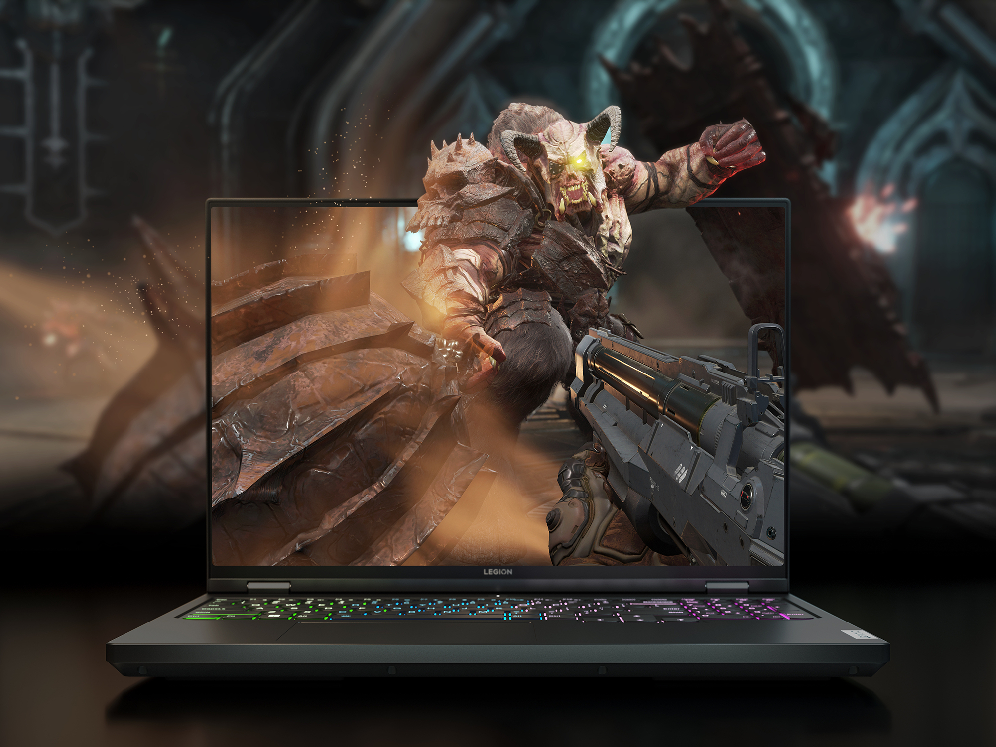 Laptop, der eine Videospielszenen mit Monster und Waffe zeigt. Laptop mit Legion-Logo.