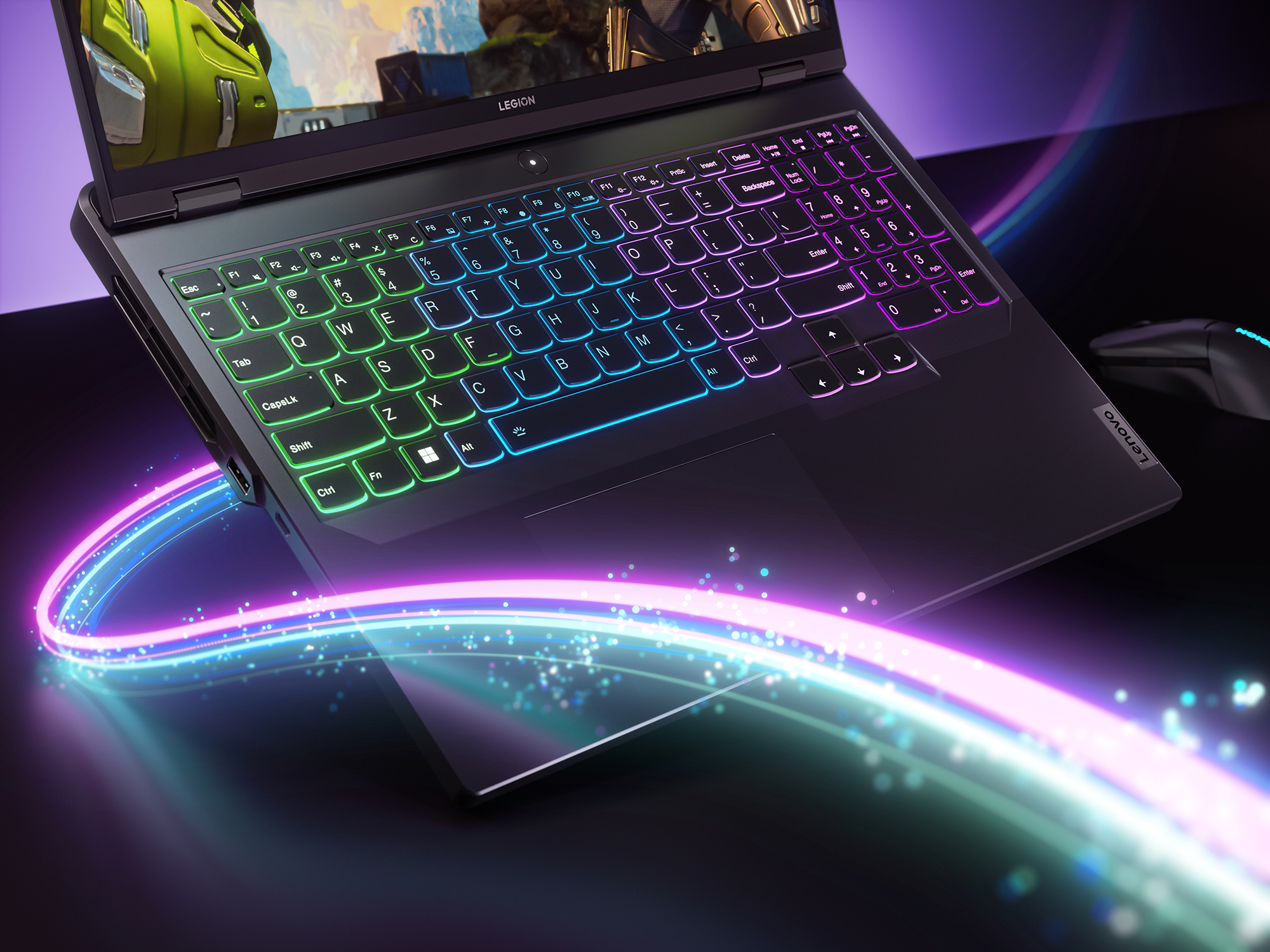 Schwarzer Laptop mit farbenfroh beleuchteter Tastatur und Maus. Der Hintergrund ist dunkel.