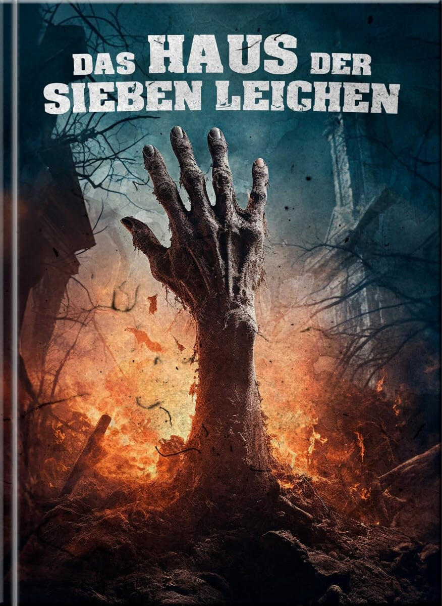 Filmposter: Eine Hand ragt aus Flammen, mit einer düsteren, rauen Szene. Der Titel ist 'Das Haus der Sieben Leichen'.