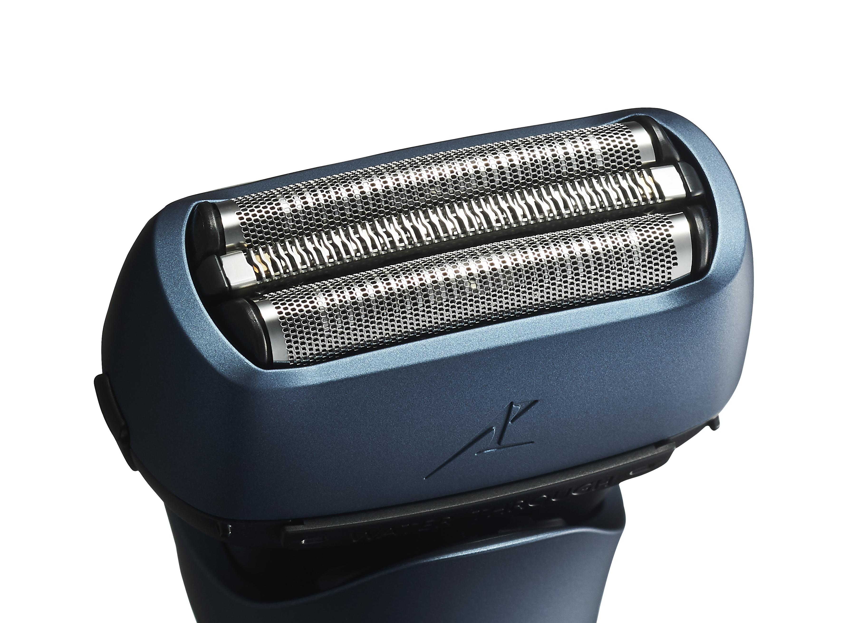 Nahaufnahme eines blauen Elektrorasiererkopfes mit drei silbernen Klingen. Der Hintergrund ist schwarz.