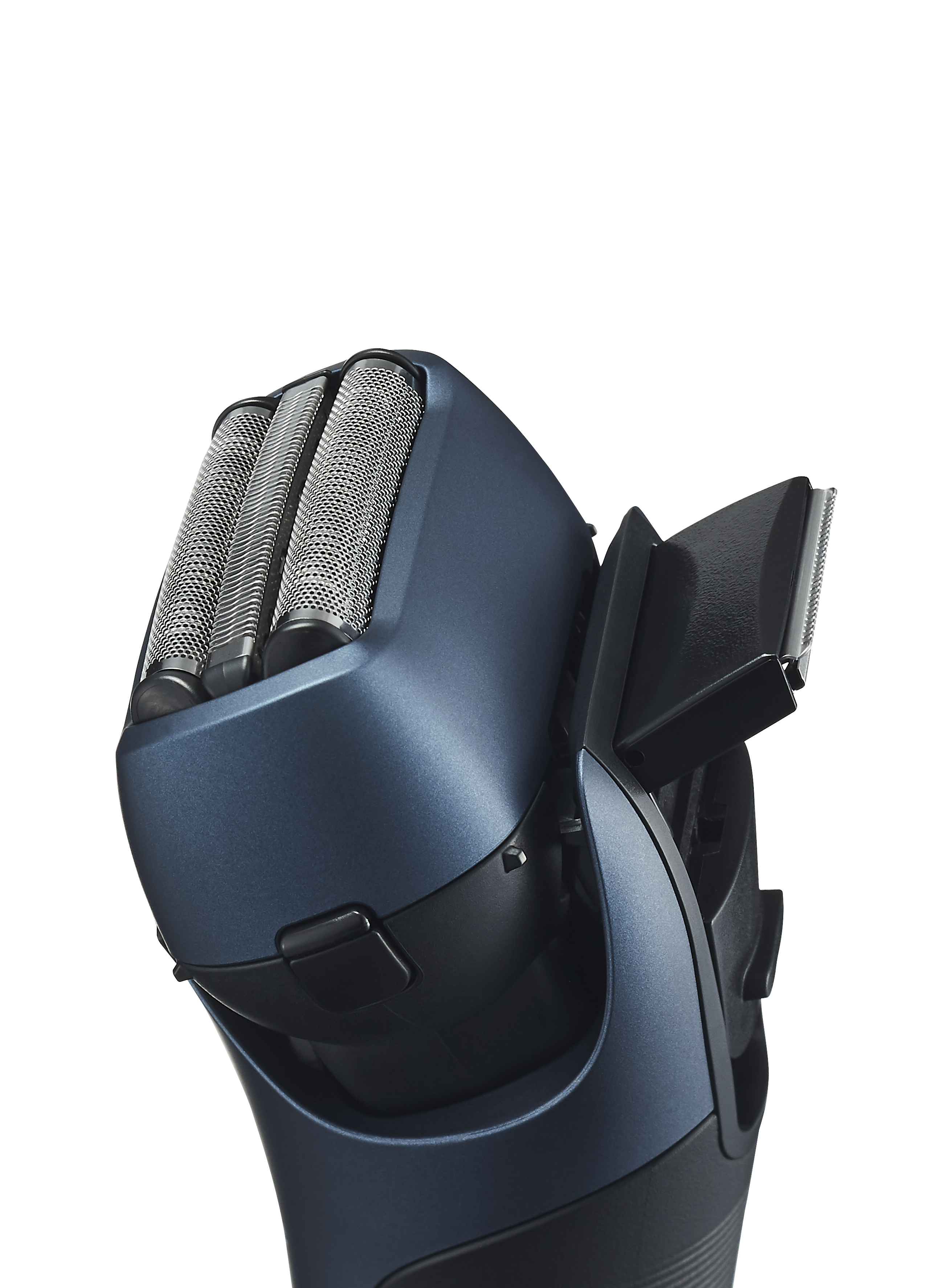 Nahaufnahme eines blauen Elektrorasiererkopfes mit drei Klingen und einem Trimmer.