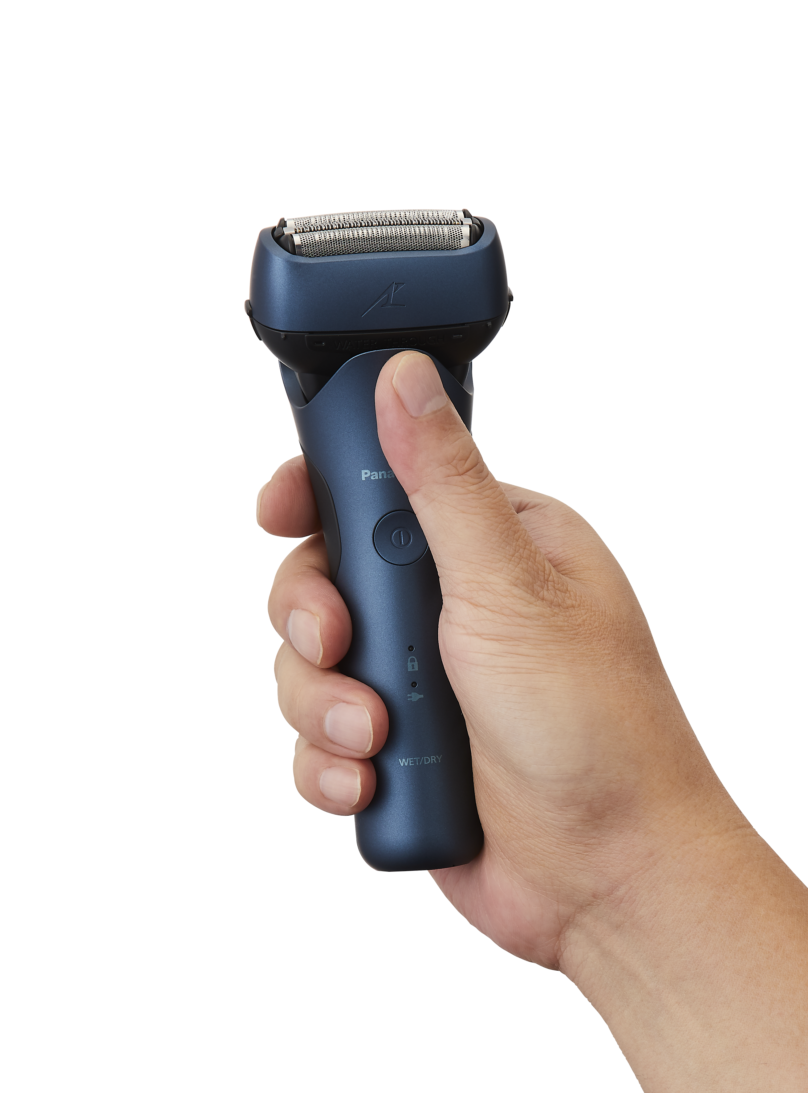 Eine Hand hält einen blauen elektrischen Rasierer von Panasonic vor schwarzem Hintergrund.