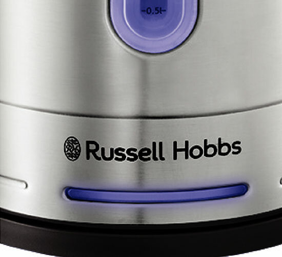 Zbliżenie na podstawę czajnika Russell Hobbs. Zawiera logo i niebieskie światło.