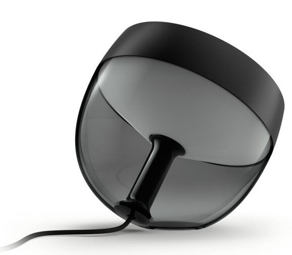 Czarno-szara lampa. Ma pochylony klosz i czarną podstawę z przewodem.